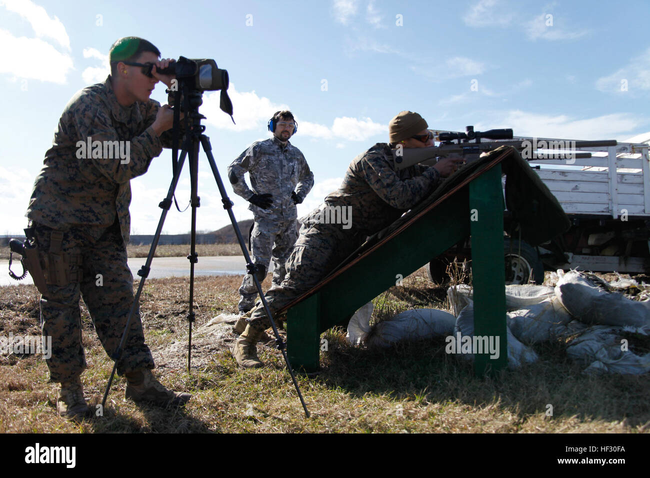 Stati Uniti Marines dalla flotta Alpha anti-terrorismo Security Team Company Europe (FASTEUR), la stazione navale di Rota, dimostrare la capacità di un designato marksman sparando a un M110 SASS fucile da cecchino ai membri del rumeno intelligence service e Jandarmeria presso il rumeno intelligence service poligono di tiro a Bucarest, Romania, Feb 26, 2015. FASTEUR Marines condotta piccoli bracci precisione di tiro della formazione con la nazione ospitante forze durante un innesto di ambasciata per familiarizzare entrambe le forze sulle armi normalmente utilizzato durante le operazioni di sicurezza. (U.S. Marine Corps foto di Sgt. Esdras Ruano/RILASCIATO) U.S. Foto Stock