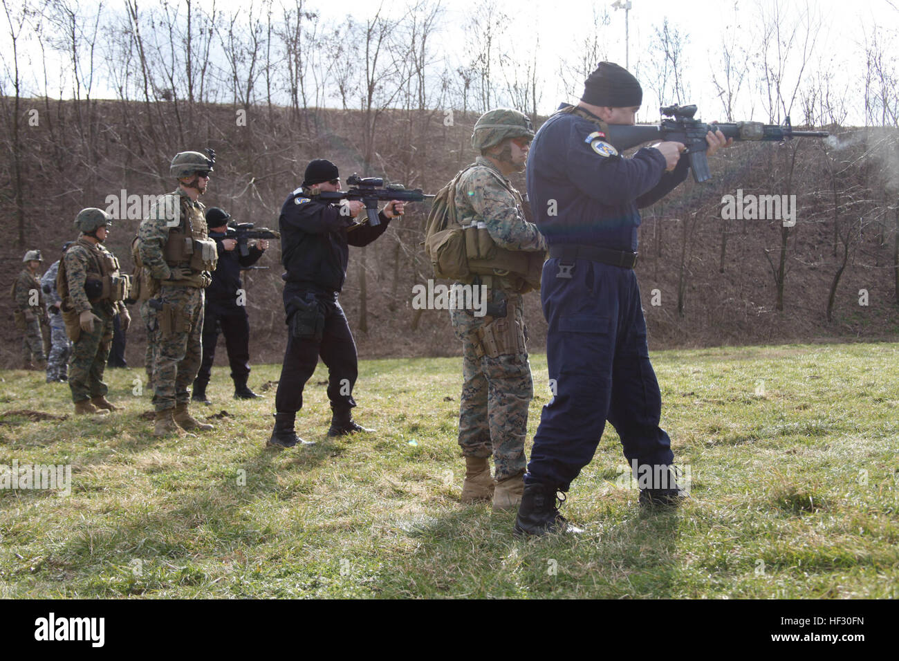 Stati Uniti Marines dalla flotta Alpha anti-terrorismo Security Team Company Europe (FASTEUR), la stazione navale di Rota, osservare come membri del rumeno intelligence service shoot Marine M16A4 fucili e M4 carabine a SRI poligono di tiro a Bucarest, Romania, Feb 26, 2015. FASTEUR Marines condotta piccoli bracci precisione di tiro della formazione con la nazione ospitante forze durante un innesto di ambasciata per familiarizzare entrambe le forze sulle armi normalmente utilizzato durante le operazioni di sicurezza. (U.S. Marine Corps foto di Sgt. Esdras Ruano/RILASCIATO) U.S. & Forze rumeno condurre corsi di formazione bilaterali 150226-M-XZ244-438 Foto Stock