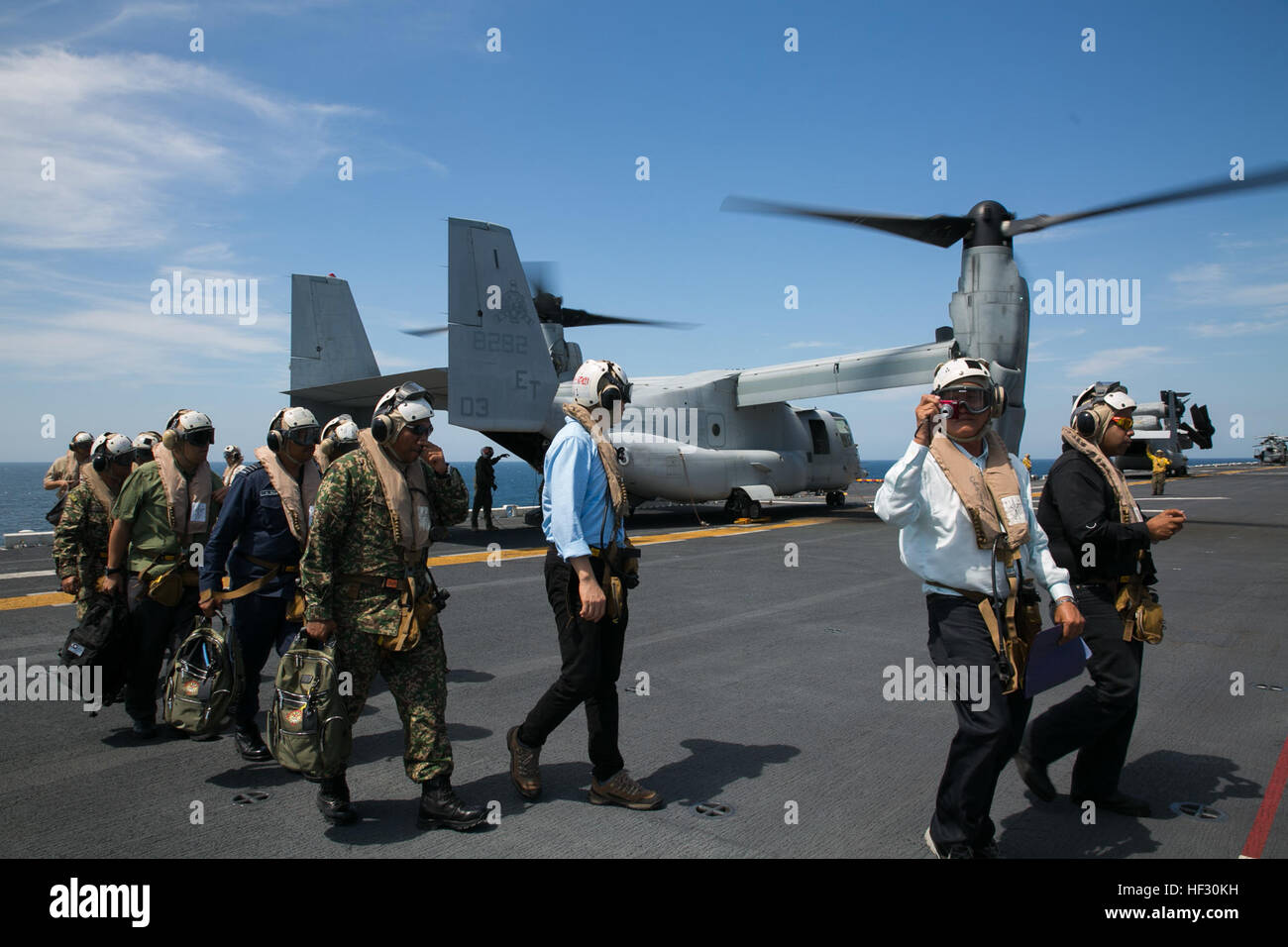 Dopo la visione di un live fire esercizio, malese delle forze armate dei membri e altri dignitari malese scendere una MV-22B Osprey sulla USS Bonhomme Richard (LHD 6) per una nave tour, Feb. 27. Marines con il trentunesimo Marine Expeditionary Unit ha ospitato il teatro la cooperazione in materia di sicurezza evento durante il loro annualmente pianificato pattuglia di primavera della regione Asia-Pacifico. La Osprey è con Marine mezzo squadrone Tiltrotor 262 (rinforzato), 31 MEU. (U.S. Marine Corps foto di Cpl. Abbey Perria/RILASCIATO) Marines americani dimostrano capacità per malese forze armate 150227-M-UT901-031 Foto Stock