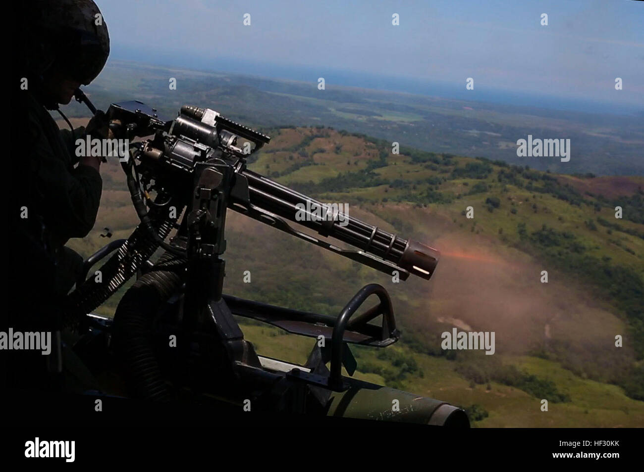 Stati Uniti Marine Corps Cpl. Travis Sernulka, un UH-1Y Huey capo equipaggio, incendi il GAU-17/A Gatling Gun Feb. 27 durante un teatro di cooperazione per la sicurezza evento. Stati Uniti Marines ha ospitato l'evento malese per le forze armate dei membri e civili. Sernulka è da Murray, Kentucky, ed è con la Marine mezzo squadrone Tiltrotor 262 (rinforzato), 31 Marine Expeditionary Unit. Il trentunesimo MEU è il solo in continuo in avanti distribuito MEU e sta attualmente conducendo pattuglia di primavera 2015 della regione Asia-Pacifico. (U.S. Marine Corps foto di Cpl. Abbey Perria/RILASCIATO) Marines americani dimostrano capacità per Ar malese Foto Stock