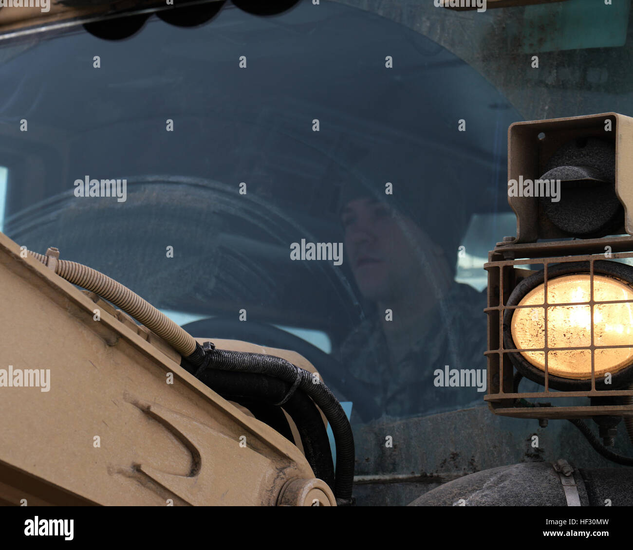 Spc. John Horton, una apparecchiatura pesante operatore assegnato al Virginia Guardia Nazionale's Cedar Bluff-basato 1033rd Engineer Company, ingegnere 276th battaglione opera ad alta mobilità escavatore ingegnere per rimuovere la neve Febbraio 28, 2015, in tutta la comunità in Lee County, Va. più di 65 soldati hanno supportato la risposta e le iniziative di ripristino a seguito di quantità significative di nevicata nel sud-ovest e Orientale Virginia. (U.S. Esercito nazionale Guard foto di Capt. Andrew J. Czaplick) ingegneri rimuovere neve, cancellare strade in Lee County 140228-Z-XM813-003 Foto Stock