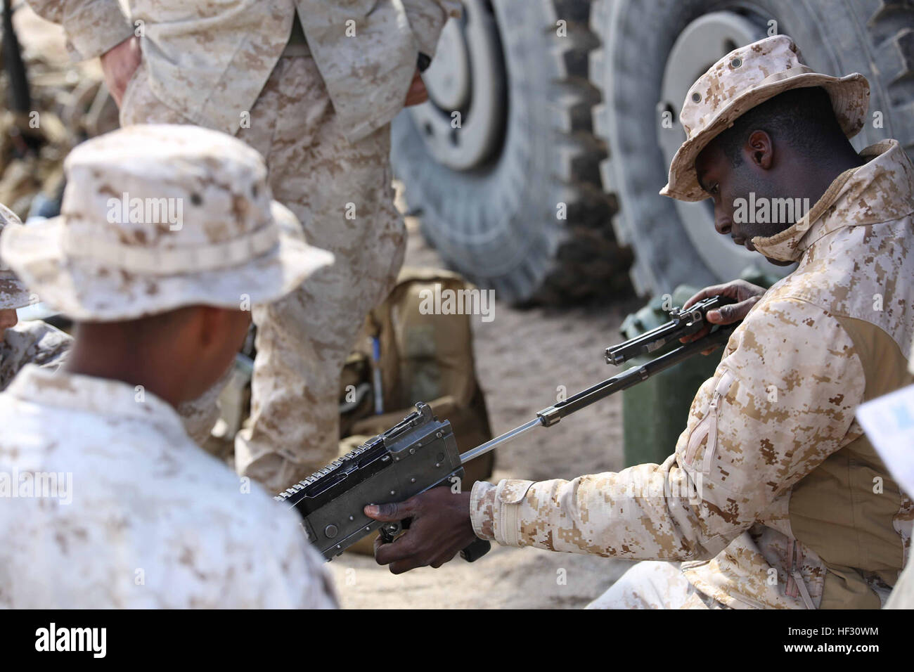 Sgt. Edward L. Ballard, a destra del campo cannoneer di artiglieria con una batteria, il combattimento a terra integrati elemento Task Force, insegna una classe su M240B mitragliatrice in preparazione per un Marine Corps Prova di funzionamento e di attività di valutazione di valutazione alla posizione della pistola Quackenbush, Marine Corps Air Ground Centro di combattimento ventinove Palms, California, il 2 marzo 2015, da ottobre 2014 a luglio 2015, il GCEITF sarà condotta individuale e collettivo di competenze di livello di formazione in designato il combattimento a terra i bracci di specialità professionali al fine di facilitare la basata su standard di valutazione di prestazione fisica Foto Stock