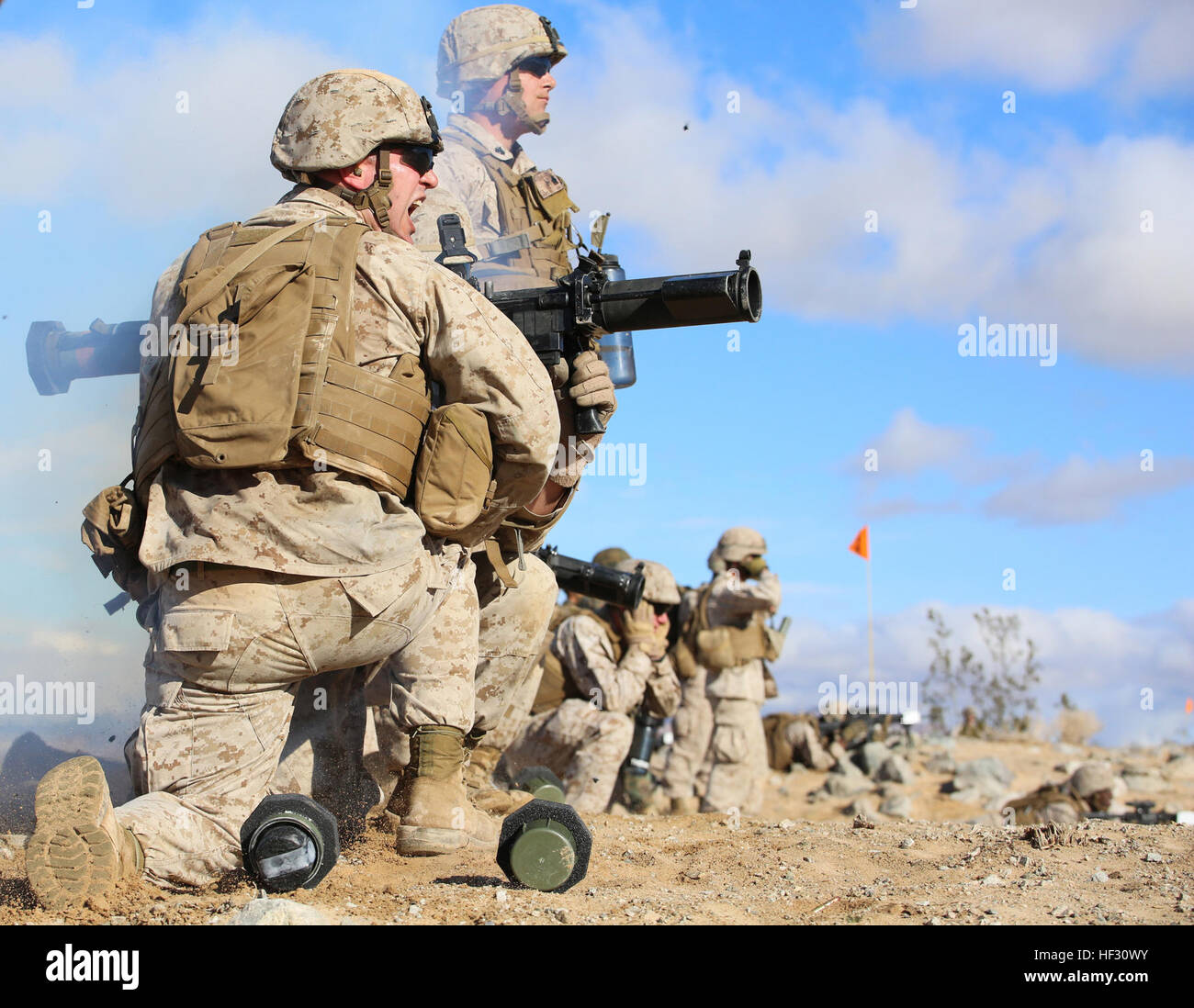 Sgt. Brian E. Willett, anti-serbatoio missileman (assistente gunner), a sinistra e a Sgt. Cameron A. Hanson, anti-serbatoio missileman (gunner) con sezione Anti-Armor, armi Company, il combattimento a terra integrati elemento Task Force, fire MK153 spalla-lanciato multipurpose assault arma (SMAW) durante il nemico contro la porzione di attacco di una prova pilota a gamma 107, Marine Corps Air Ground Centro di combattimento ventinove Palms, California, il 2 marzo 2015, in preparazione per il Marine Corps Prova di funzionamento e di attività di valutazione Valutazione. Da ottobre 2014 a luglio 2015, il GCEITF sarà condotta individuale e coll Foto Stock