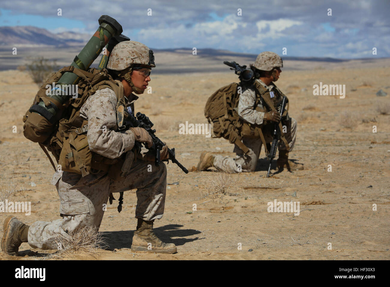 Sergenti Emma A. Bringas, sinistra e Amaya Marin Garnica, destra anti-serbatoio missilemen con sezione Anti-Armor, armi Company, il combattimento a terra integrati elemento Task Force, prendere la copertura durante le manovre per condurre un nemico del contrattacco durante un test pilota a gamma 107, Marine Corps Air Ground Centro di combattimento ventinove Palms, California, il 2 marzo 2015, in preparazione per il Marine Corps Prova di funzionamento e di attività di valutazione Valutazione. Da ottobre 2014 a luglio 2015, il GCEITF sarà condotta individuale e collettivo di competenze di livello di formazione in terra designata la lotta contro le armi speciali professionali Foto Stock
