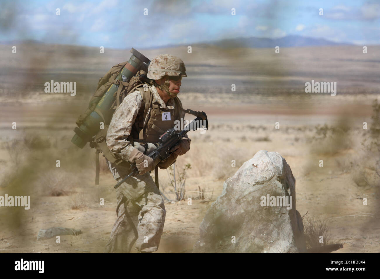 Cpl. Ruben J. Ayala, anti-serbatoio missileman con sezione Anti-Armor, armi Company, il combattimento a terra integrati elemento Task Force, manovre di condurre un nemico del contrattacco durante un test pilota a gamma 107, Marine Corps Air Ground Centro di combattimento ventinove Palms, California, il 2 marzo 2015, in preparazione per il Marine Corps Prova di funzionamento e di attività di valutazione Valutazione. Da ottobre 2014 a luglio 2015, il GCEITF sarà condotta individuale e collettivo di competenze di livello di formazione in designato il combattimento a terra i bracci di specialità professionali al fine di facilitare la basata su standard di valutazione t Foto Stock