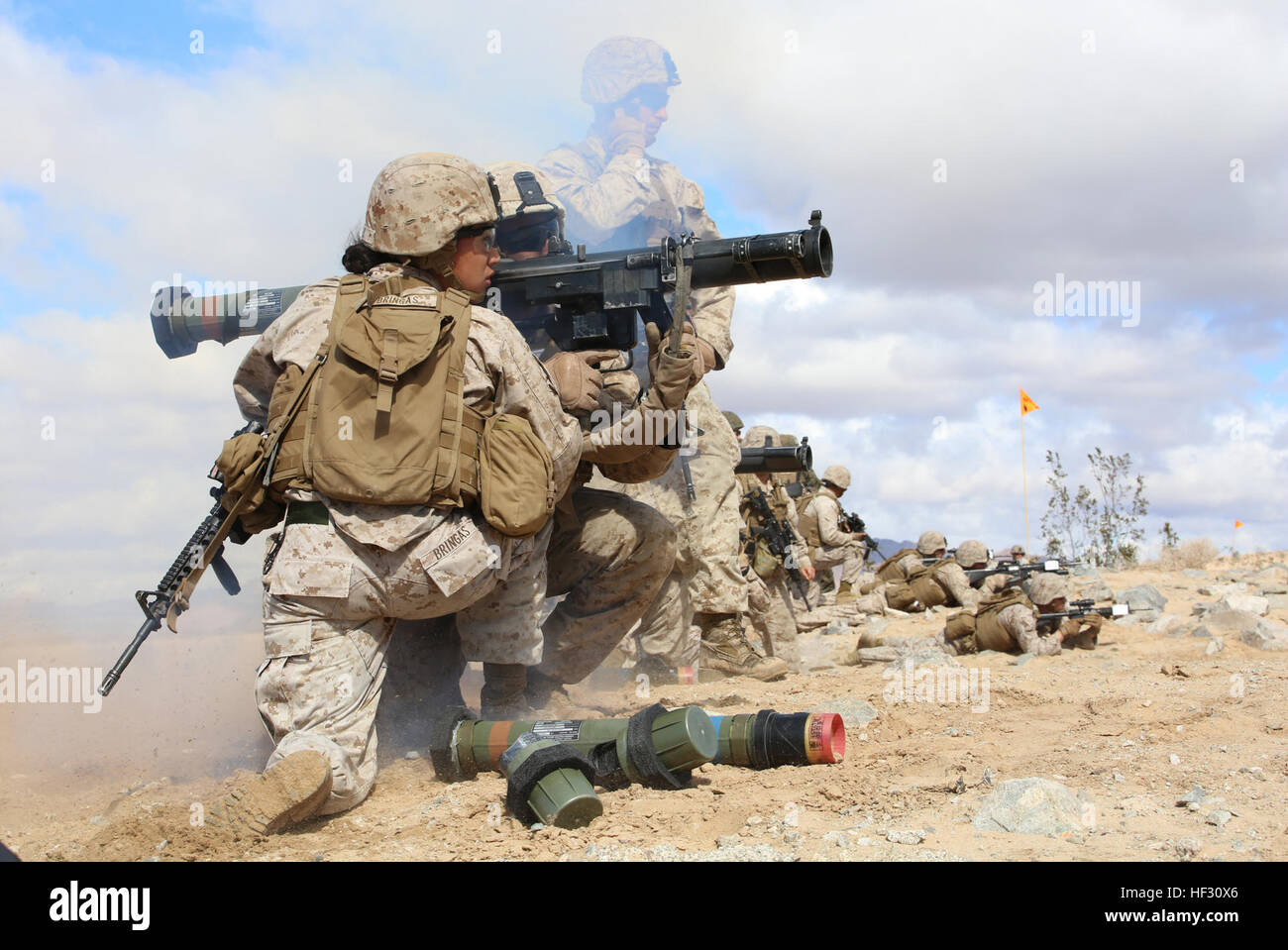 Sgt. Emma A. Bringas, anti-serbatoio missileman (assistente gunner) e Lance Cpl. Terrence A. laico, anti-serbatoio missileman (gunner), con sezione Anti-Armor, armi Company, il combattimento a terra integrati elemento Task Force, fire MK153 spalla-lanciato multipurpose assault arma (SMAW) durante il nemico contro la porzione di attacco di una prova pilota a gamma 107, Marine Corps Air Ground Centro di combattimento ventinove Palms, California, il 2 marzo 2015, in preparazione per il Marine Corps Prova di funzionamento e di attività di valutazione Valutazione. Da ottobre 2014 a luglio 2015, il GCEITF sarà condotta individuale e raccogliere Foto Stock