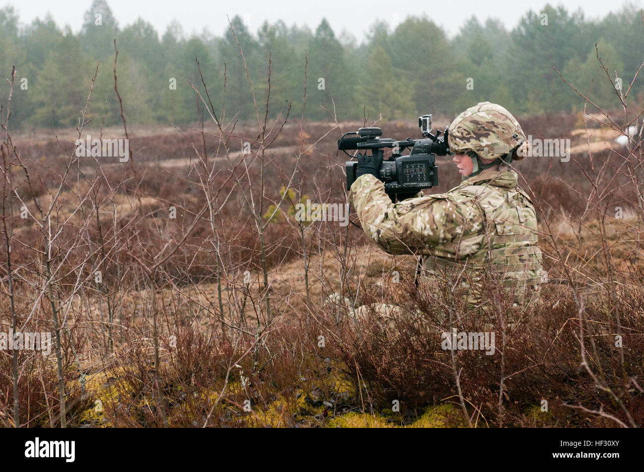 Stati Uniti Army Spc. Arianna Schmitz del 112Mobile degli affari pubblici distacco, Wisconsin Esercito Nazionale Guardia, acquisisce video riprese del live-fire formazione congiunta esercizio tra i fulmini truppa, 3° Stormo, 2° reggimento di cavalleria e la Lituania la terza società, Algirdas meccanizzata del battaglione di fanteria, a sostegno del funzionamento Atlantic risolvere sul Pabrade Area Formazione, Lituania, Marzo 2, 2015. Funzionamento Atlantic risolvere, guidati da U.S. Esercito rurope, cerca di rassicurare gli alleati della NATO di impegno degli Stati Uniti e di migliorare l'interoperabilità all'interno della regione, per includere la Polonia, Lettonia, Estonia e Lituania. (Brevetto statunitense n. Foto Stock