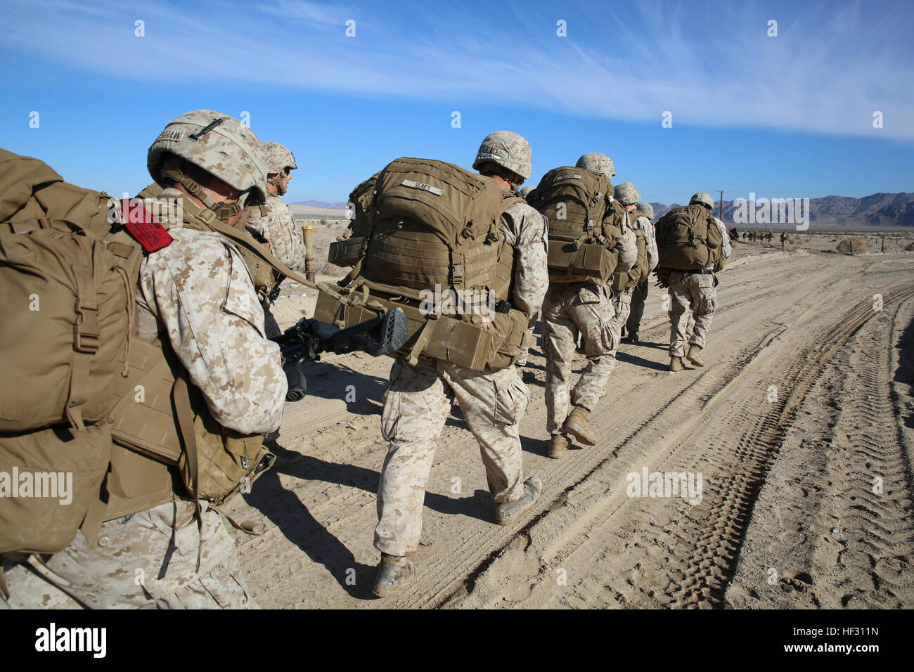 Marines con la società A, il combattimento a terra integrati elemento Task Force, condotta a 7 chilometro di passeggiata per la difesa durante un test pilota a gamma 110, Marine Corps Air Ground Centro di combattimento ventinove Palms, California, 3 marzo 2015, in preparazione per il Marine Corps Prova di funzionamento e di attività di valutazione Valutazione. Da ottobre 2014 a luglio 2015, il GCEITF sarà condotta individuale e collettivo di competenze di livello di formazione in designato il combattimento a terra i bracci di specialità professionali al fine di facilitare la basata su standard di valutazione della prestazione fisica di Marines in una simulazione di env di funzionamento Foto Stock