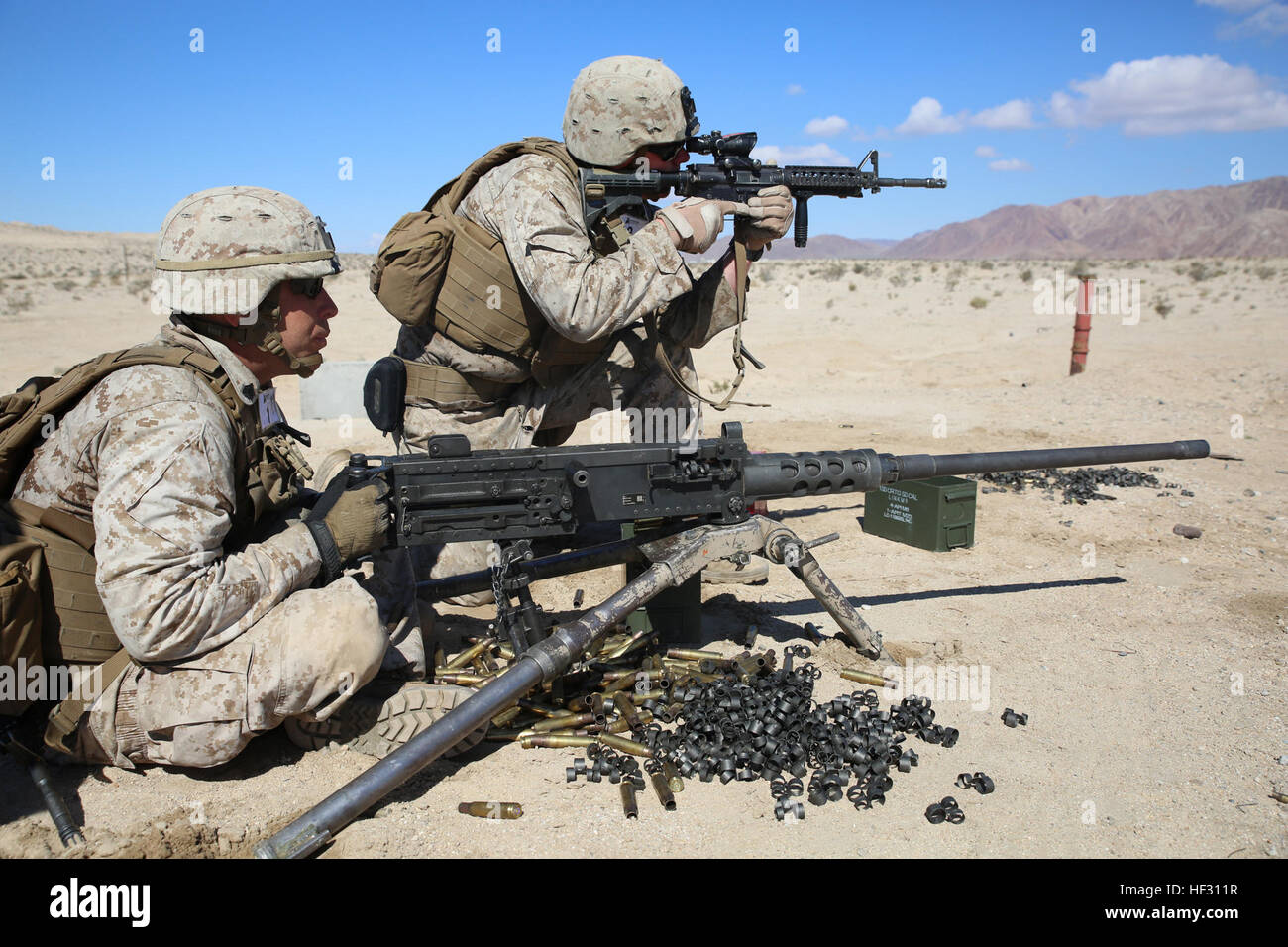 Sgt. Ryan A. McCauley, mitrailleur con armi Company, il combattimento a terra integrati elemento Task Force, impegna gli obiettivi con la M2 .calibro 50 mitragliatrice mentre lancia Cpl. William H. Clark, team leader, valuta i turni interessate durante le operazioni di difesa porzione di una prova pilota a gamma 110, Marine Corps Air Ground Centro di combattimento ventinove Palms, California, 3 marzo 2015, in preparazione per il Marine Corps Prova di funzionamento e di attività di valutazione Valutazione. Da ottobre 2014 a luglio 2015, il GCEITF sarà condotta individuale e collettivo di competenze di livello di formazione in massa designato Foto Stock