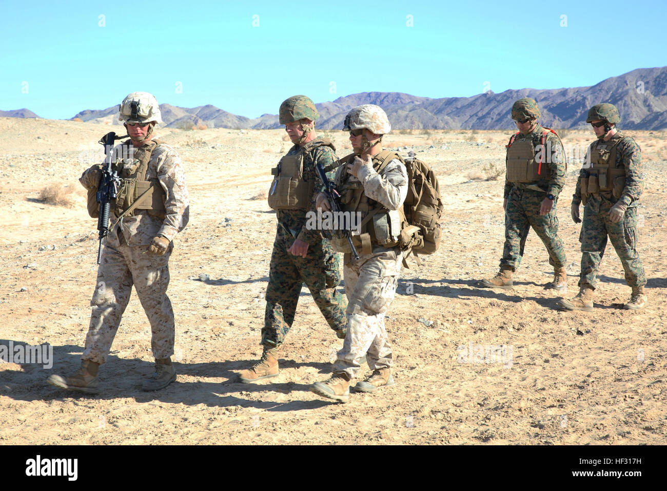 La leadership del il combattimento a terra integrati elemento Task Force parlare con il Mag. Gen. Lewis A. Craparotta, comandante generale della Marina di Massa aria Task Force comando di formazione, Marine Corps Air Ground Centro di combattimento ventinove Palms California e Sgt. Il Mag. Karl Villalino, circa il Marine Corps Prova di funzionamento e di attività di valutazione Valutazione Marines della Task Force sarà condotta nel corso delle prossime settimane. Craparotta e Villalino ha visitato il campo di osservare Task Force Marines conducendo un test pilota della valutazione gamma a 107, 4 marzo, 2015. Da ottobre 2014 a luglio 2015, il GCEITF Foto Stock