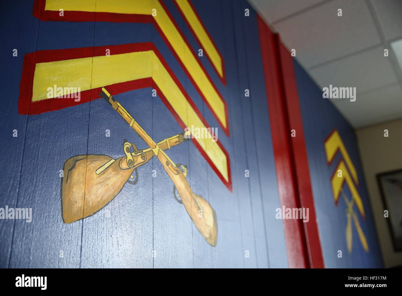 L'installazione Amministrazione del personale centro ha aperto il primo 'NCO Den' per i suoi dirigenti junior al Marine Corps Air Station Cherry Point, N.C., Feb 12, 2015. Lo scopo dell'den è di fornire i sottufficiali con un luogo di incontro per sviluppare le strategie, condividere idee e diffondere le migliori prassi per meglio guidare il junior Marines di l'IPAC. La den è stata presentata dai funzionari e personale noncommissioned officers di l'IPAC. L'IPAC sottufficiali focus leadership, piano per il futuro in 'NCO Den' 150304-M-RH401-384 Foto Stock