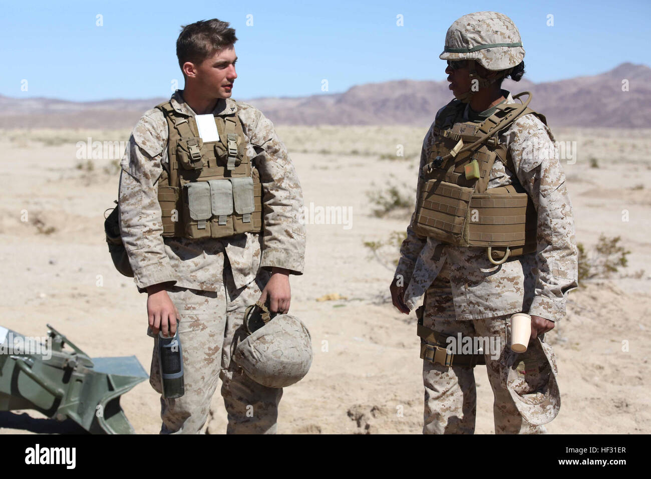 Sgt. Il Mag. Robin C. Fortner, destra, sergente maggiore, il combattimento a terra integrati elemento Task Force, parla con lancia Cpl. Dalton T. Mundy, campo cannoneer di artiglieria con batteria A, GCEITF, durante un Marine Corps Prova di funzionamento e di attività di valutazione di valutazione alla posizione della pistola Quackenbush, Marine Corps Air Ground Centro di combattimento ventinove Palms, California, 6 marzo 2015. Da ottobre 2014 a luglio 2015, il GCEITF sarà condotta individuale e collettivo di competenze di livello di formazione in designato il combattimento a terra i bracci di specialità professionali al fine di facilitare la basata su standard di valutazione il physi Foto Stock