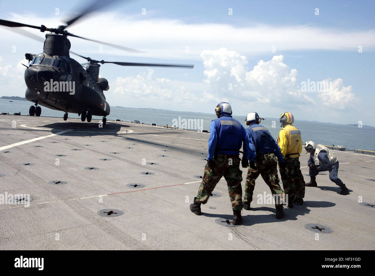 090611-M-0353S-028 rettilinei DI SINGAPORE (11 giugno 2009) una repubblica di Singapore Air Force CH-47 elicottero Chinook solleva mentre si conduce a bordo di formazione di atterraggio sul ponte di volo del dock anfibio sbarco nave USS harpers Ferry (LSD 49). La formazione è parte dell'a-mare fase di cooperazione a galla la prontezza e la formazione (Carati) 2009. Carato è una serie annuale di marittimi bilaterali esercizi di formazione tra gli Stati Uniti e il sud-est asiatico unite progettate per migliorare la disponibilità operativa di partecipazione delle forze. (U.S. Marine Corps foto dal caporale Dustin T. Scha Foto Stock