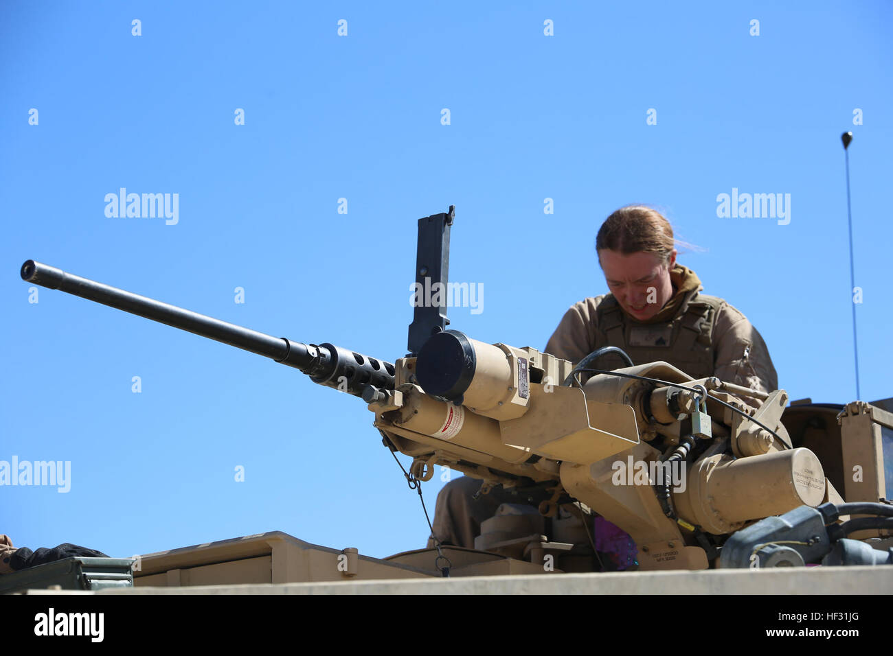 Cpl. Kimberly Behmlander, driver, serbatoio plotone, la società B, il combattimento a terra integrati elemento Task Force, carichi a 0,50 Caliber machine gun sulla cima di un M1A1 Abrams serbatoio durante un Marine Corps Prova di funzionamento e di attività di valutazione di valutazione alla gamma 500, Marine Corps Air Ground Centro di combattimento ventinove Palms, California, 7 marzo 2015. Da ottobre 2014 a luglio 2015, il GCEITF sarà condotta individuale e collettivo di competenze di livello di formazione in designato il combattimento a terra i bracci di specialità professionali al fine di facilitare la basata su standard di valutazione della prestazione fisica di Marines in una simulazione Foto Stock