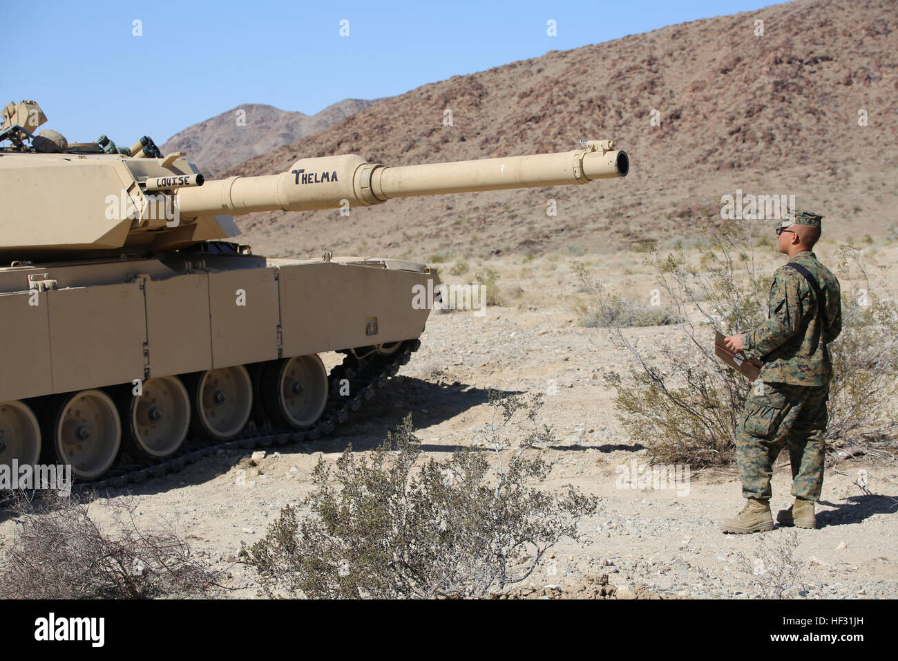 Lancia Cpl. Preston Fox, data collector, Marine Corps Prova di funzionamento e di attività di valutazione, supervisiona il brandeggio manuale di un M1A1 Abrams serbatoio dai marines del serbatoio plotone, la società B, il combattimento a terra integrati elemento Task Force, durante un Marine Corps Prova di funzionamento e di attività di valutazione di valutazione alla gamma 500, Marine Corps Air Ground Centro di combattimento ventinove Palms, California, 7 marzo 2015. Da ottobre 2014 a luglio 2015, il GCEITF sarà condotta individuale e collettivo di competenze di livello di formazione in designato il combattimento a terra i bracci di specialità professionali al fine di facilitare la standar Foto Stock