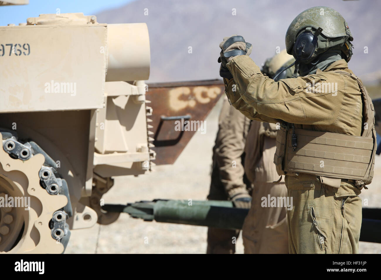 Sgt. Gilbert Ibarra, gunner, serbatoio plotone, la società B, il combattimento a terra integrati elemento Task Force, dirige le operazioni di traino di un M1A1 Abrams serbatoio durante un Marine Corps Prova di funzionamento e di attività di valutazione di valutazione alla gamma 500, Marine Corps Air Ground Centro di combattimento ventinove Palms, California, 7 marzo 2015. Da ottobre 2014 a luglio 2015, il GCEITF sarà condotta individuale e collettivo di competenze di livello di formazione in designato il combattimento a terra i bracci di specialità professionali al fine di facilitare la basata su standard di valutazione della prestazione fisica di Marines in una simulazione ambientale operativo Foto Stock