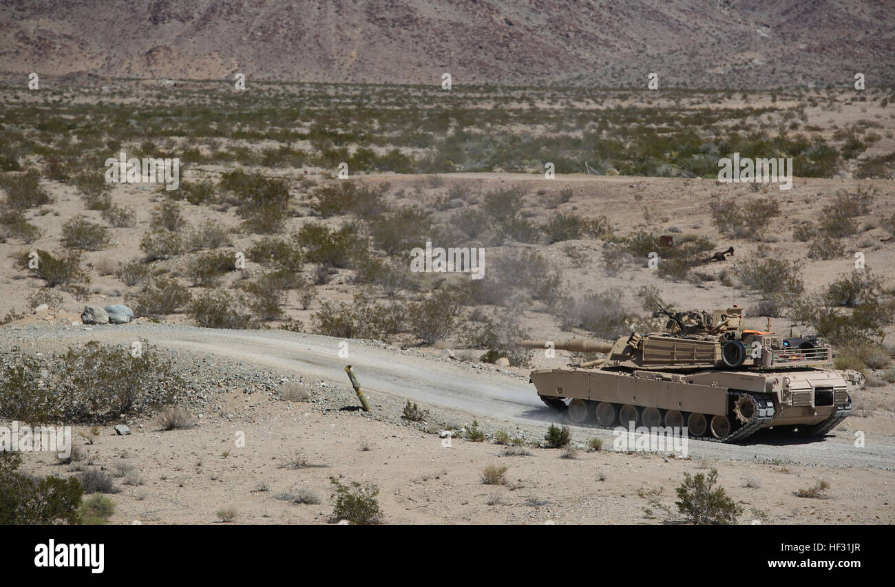 Marines con serbatoio plotone, la società B, il combattimento a terra integrati elemento Task Force, obiettivi di assalto all'intervallo utilizzando la loro .calibro 50 macchina durante un Marine Corps Prova di funzionamento e di attività di valutazione di valutazione alla gamma 500, Marine Corps Air Ground Centro di combattimento ventinove Palms, California, 7 marzo 2015. Da ottobre 2014 a luglio 2015, il GCEITF sarà condotta individuale e collettivo di competenze di livello di formazione in designato il combattimento a terra i bracci di specialità professionali al fine di facilitare la basata su standard di valutazione della prestazione fisica di Marines in un funzionamento simulato environ Foto Stock