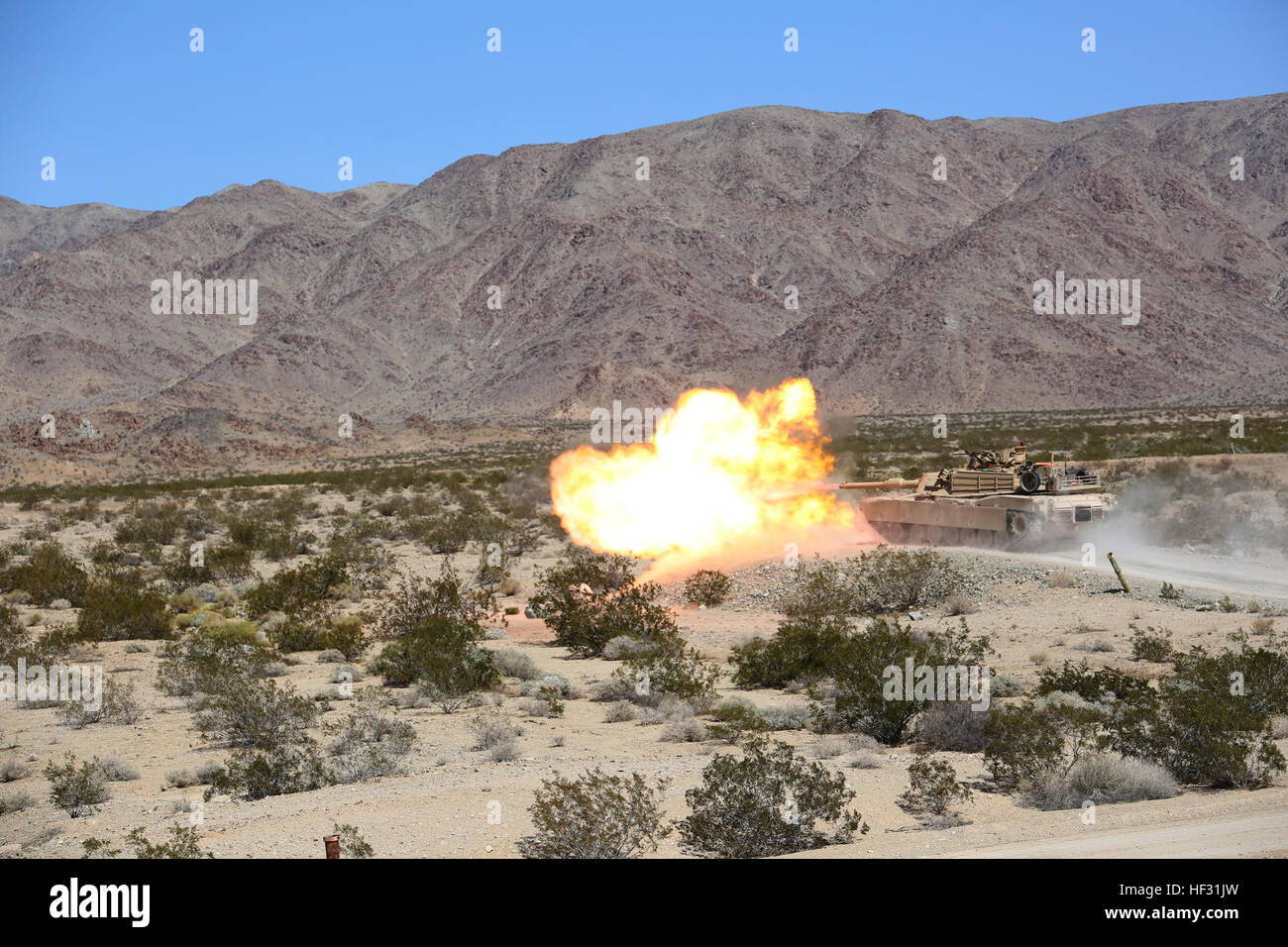 Marines con serbatoio plotone, la società B, il combattimento a terra integrati elemento Task Force, fuoco loro 120 mm M1A1 Abrams serbatoio pistola principale durante un Marine Corps Prova di funzionamento e di attività di valutazione di valutazione alla gamma 500, Marine Corps Air Ground Centro di combattimento ventinove Palms, California, 7 marzo 2015. Da ottobre 2014 a luglio 2015, il GCEITF sarà condotta individuale e collettivo di competenze di livello di formazione in designato il combattimento a terra i bracci di specialità professionali al fine di facilitare la basata su standard di valutazione della prestazione fisica di Marines in simulato un ambiente operativo di eseguire Foto Stock