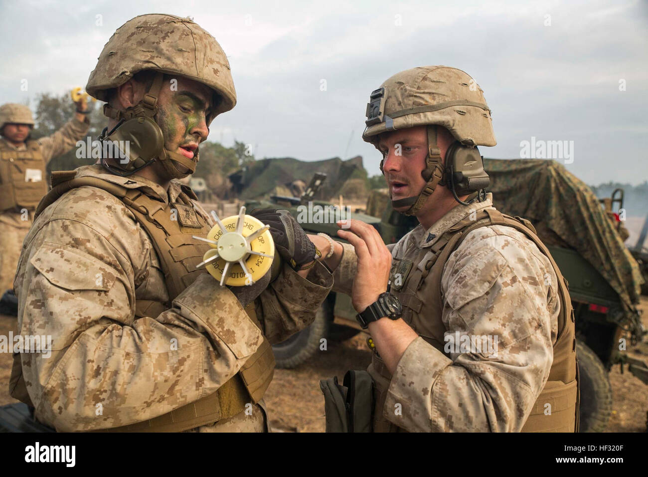 I Marine della Golf Battery, 2nd Battalion, 10th Marine Regiment, 2nd Marine Division, caricano colpi di mortaio esplosivi di 120 mm in un sistema di supporto antincendio Expeditionary durante l'esercitazione Rolling Thunder 2-15 a Fort Bragg, Carolina del Nord, il 9 marzo 2015. Foto Stock