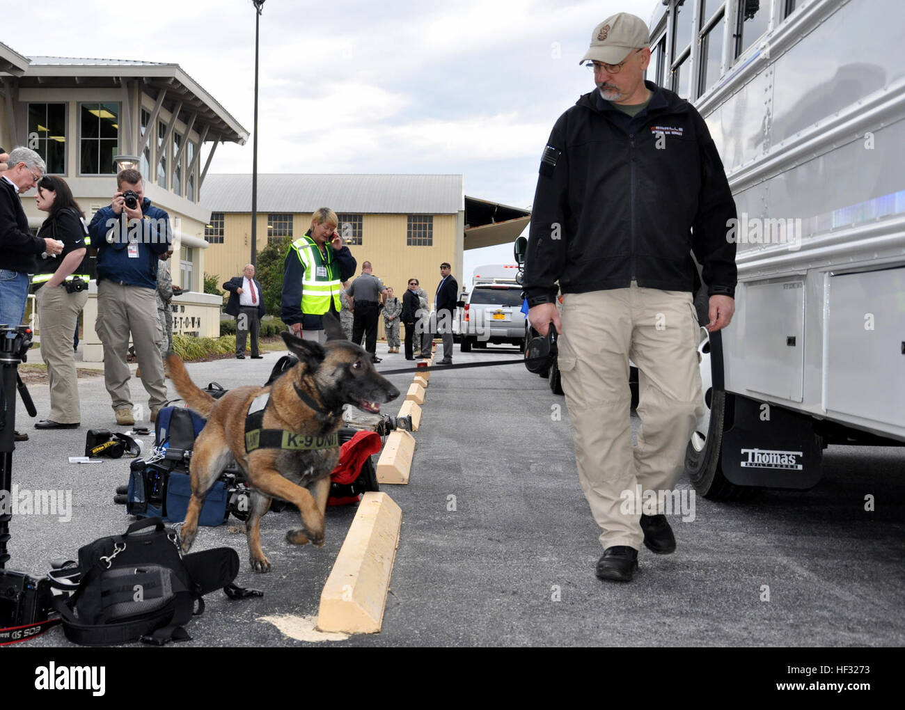 Un servizio speciale cane ispeziona i bagagli e le attrezzature durante la vigile protezione Carolina del Sud attività presso l'aeroporto di Georgetown, S.C. Il 9 marzo 2015, in preparazione di una visita da parte degli Stati Uniti Esercito gen. Frank erba, il capo delle guardie nazionali e dell'Ufficio di presidenza Un membro del Comune di capi di Stato Maggiore. Vigili Guard è una serie di finanziati con fondi federali di disaster-trapani risposta condotta dalla Guardia Nazionale di unità di lavoro federali, statali e locali di gestione delle emergenze le agenzie e i soccorritori. (U.S. Esercito nazionale Guard foto di Capt. William Carraway /rilasciato) vigili Guard Carolina del Sud 2015 150309-Z-A Foto Stock