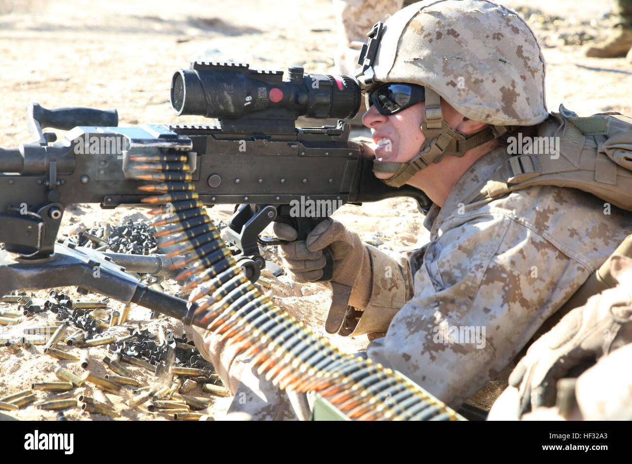 Sgt. Hannah S. Jacobson, mitrailleur con armi Company, il combattimento a terra integrati elemento Task Force, consente di chiudere il supporto di incendi per la sua squadra mentre gli obiettivi di impegno con il M240B medie Mitragliatrice durante un Marine Corps Prova di funzionamento e di attività di valutazione di valutazione alla gamma 107, Marine Corps Air Ground Centro di combattimento ventinove Palme, 10 marzo 2015. Da ottobre 2014 a luglio 2015, il GCEITF sarà condotta individuale e collettivo di competenze di livello di formazione in designato il combattimento a terra i bracci di specialità professionali al fine di facilitare la basata su standard di valutazione la physica Foto Stock