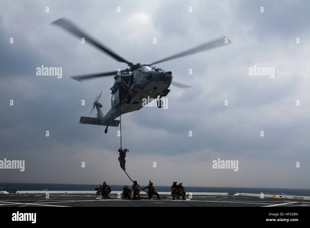 Stati Uniti Marines con Raid marittimo vigore, 31 Marine Expeditionary Unit condurre una corda veloce esercizio come parte di intergration anfibio della formazione a bordo della USS Green Bay (LPD 20), al mare, 10 marzo 2015. I marines e marinai sono attualmente conducendo la loro molla di pattuglia nella regione asiatica del Pacifico. (U.S. Marine Corps photo by GySgt Ismael Peña/RILASCIATO) Recon Marines Corda veloce sul Green Bay (LPD 20) 150310-M-CX588-158 Foto Stock