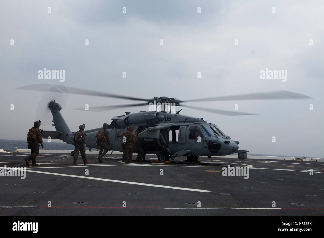 Stati Uniti Marines con Raid marittimo vigore, 31 Marine Expeditionary Unit condurre una corda veloce esercizio come parte di anfibio formazione di integrazione a bordo della USS Green Bay (LPD 20), al mare, 10 marzo 2015. I marines e marinai sono attualmente conducendo la loro molla di pattuglia nella regione asiatica del Pacifico. (U.S. Marine Corps photo by GySgt Ismael Peña/RILASCIATO) Recon Marines Corda veloce sulla USS Green Bay (LPD 20) 150310-M-CX588-023 Foto Stock