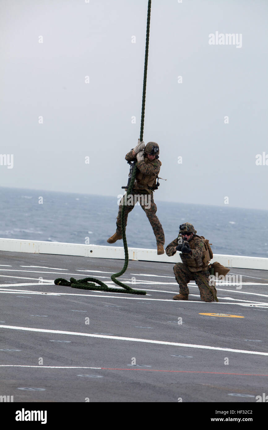 Stati Uniti Marines con Raid marittimo vigore, 31 Marine Expeditionary Unit condurre una corda veloce esercizio come parte di intergration anfibio della formazione a bordo della USS Green Bay (LPD 20), al mare, 10 marzo 2015. I marines e marinai sono attualmente conducendo la loro molla di pattuglia nella regione asiatica del Pacifico. (U.S. Marine Corps photo by GySgt Ismael Peña/RILASCIATO) Recon Marines Corda veloce sulla USS Green Bay (LPD 20) 150310-M-CX588-072 Foto Stock