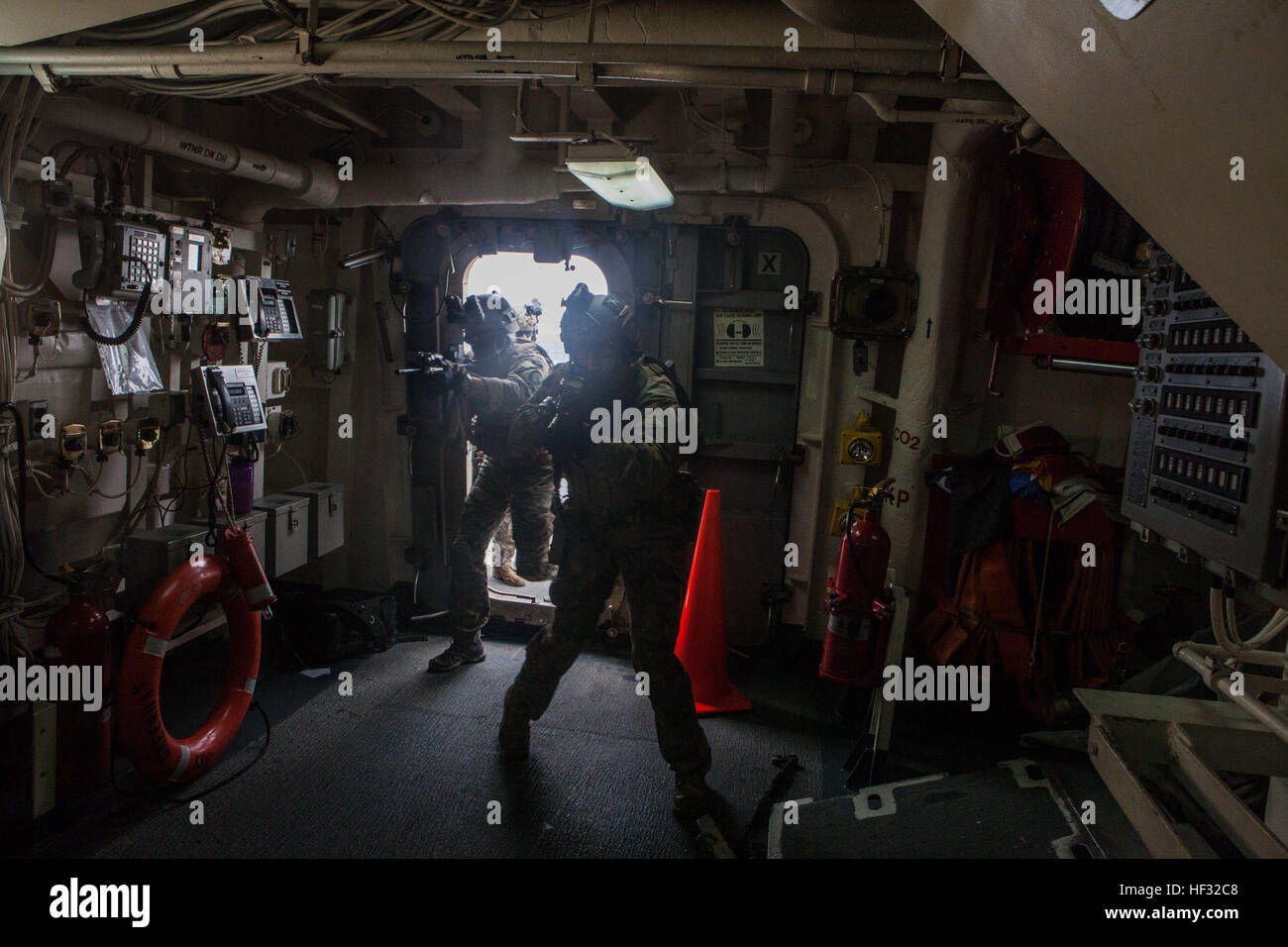 Stati Uniti Marines con Raid marittimo vigore, 31 Marine Expeditionary Unit condurre una corda veloce esercizio come parte di intergration anfibio della formazione a bordo della USS Green Bay (LPD 20), al mare, 10 marzo 2015. I marines e marinai sono attualmente conducendo la loro molla di pattuglia nella regione asiatica del Pacifico. (U.S. Marine Corps photo by GySgt Ismael Peña/RILASCIATO) Recon Marines Corda veloce sulla USS Green Bay (LPD 20) 150310-M-CX588-121 Foto Stock