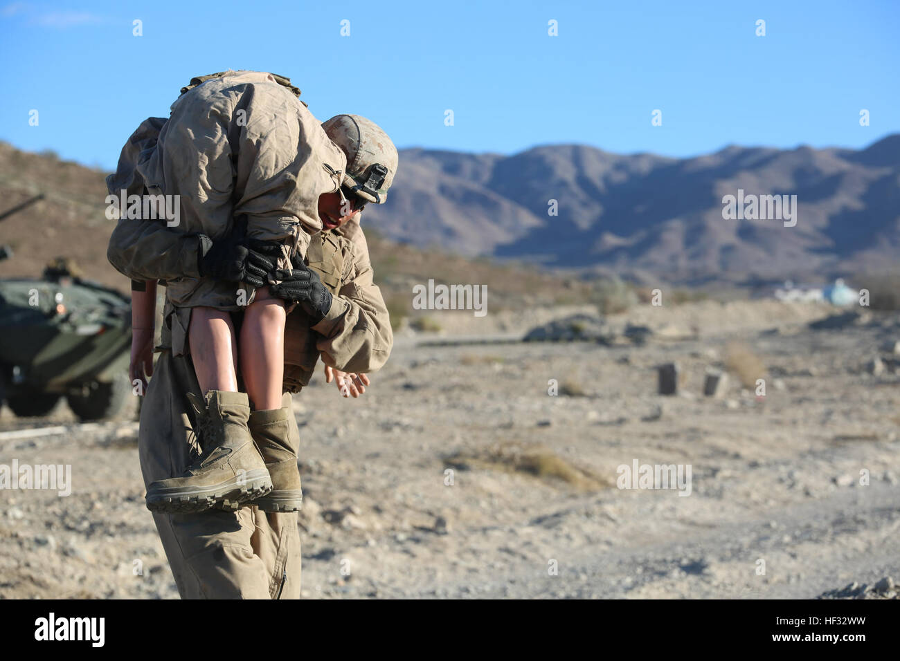 Cpl. Jeff Flores, driver, Luce veicolo blindato plotone, la società B, il combattimento a terra integrati elemento Task Force, conduce una simulazione di incidente porzione di evacuazione di un Marine Corps Prova di funzionamento e di attività di valutazione di valutazione alla gamma 500, Marine Corps Air Ground Centro di combattimento ventinove Palms, California, 12 marzo 2015. Da ottobre 2014 a luglio 2015, il GCEITF sarà condotta individuale e collettivo di competenze di livello di formazione in designato il combattimento a terra i bracci di specialità professionali al fine di facilitare la basata su standard di valutazione della prestazione fisica di Marines in una simulazione Foto Stock