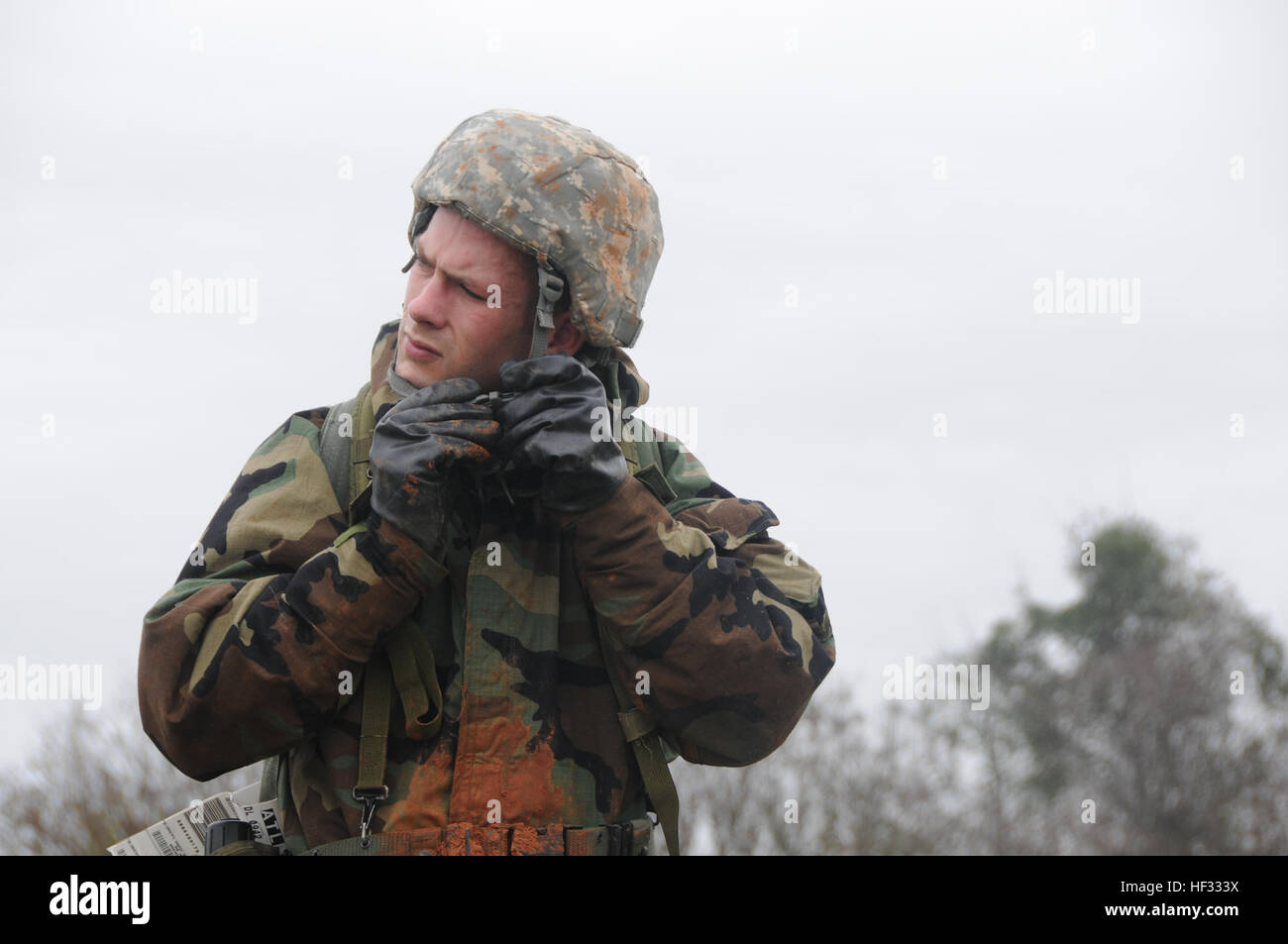 Il personale Sgt. Tyler Alrdrich, 185th Air Refuelling emergenza parafango manager, si toglie il casco durante la navigazione terrestre esercizio durante il Global Dragon deployment per la formazione presso il centro di custode, Perry, Ga., 13 marzo 2015. La gestione delle emergenze mission è quella di rispondere in modo sicuro attraverso la formazione inserendo gli ambienti pericolosi per il rilevamento, il monitoraggio e il campione per chimici, biologici, radiologici, nucleari e di altri materiali pericolosi. (U.S. Air National Guard foto di Senior Airman Cody Martin/RILASCIATO) Global Dragon deployment per la formazione 150313-Z-LC614-064 Foto Stock