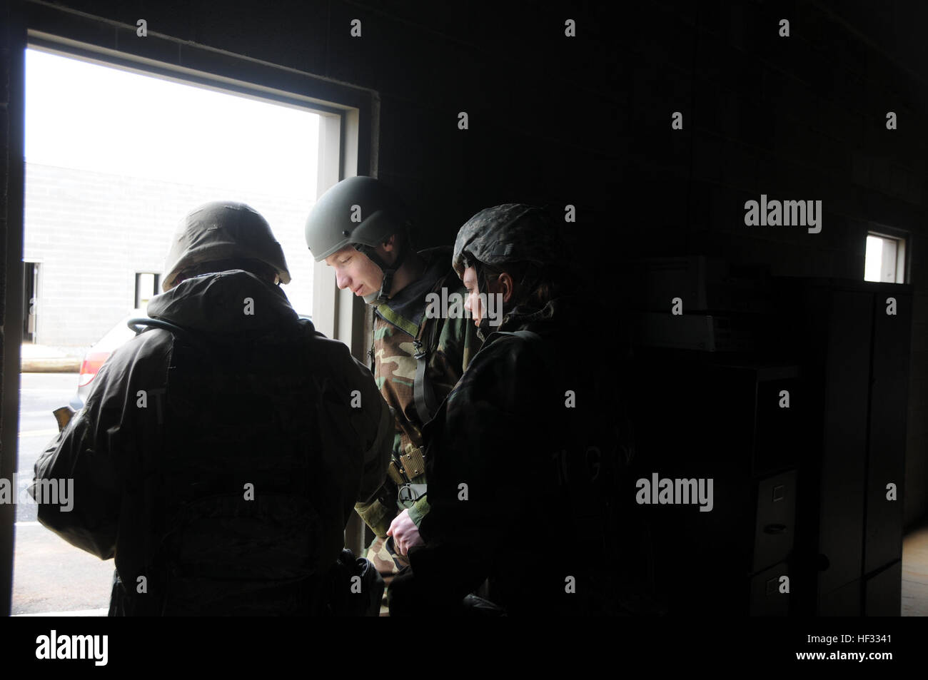 Membri della Air National Guard prevede la loro prossima mossa seguendo la navigazione terrestre esercizio durante il Global Dragon deployment per la formazione presso il centro di custode, Perry, Ga., 13 marzo 2015. La gestione delle emergenze mission è quella di rispondere in modo sicuro attraverso la formazione inserendo gli ambienti pericolosi per il rilevamento, il monitoraggio e il campione per chimici, biologici, radiologici, nucleari e di altri materiali pericolosi. (U.S. Air National Guard foto di Senior Airman Cody Martin/RILASCIATO) Global Dragon deployment per la formazione 150313-Z-LC614-097 Foto Stock