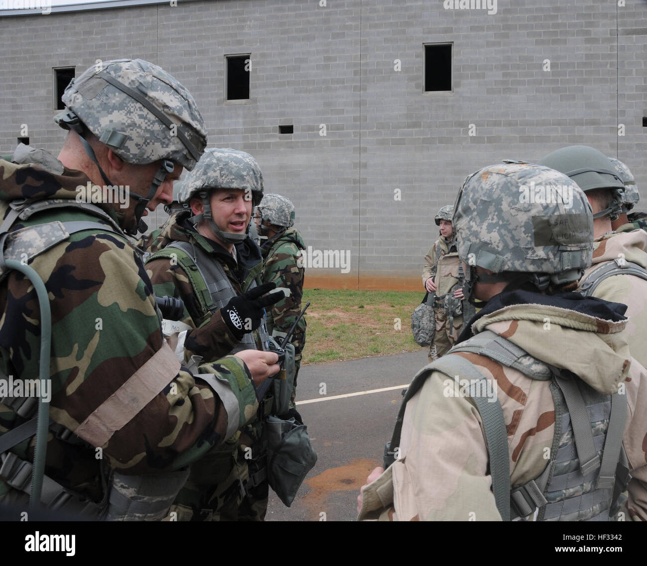 Senior Master Sgt. Scott Snodderly, Team Dragon team chief fuori del 122Fighter Wing, porta il suo team al raggiungimento della loro destinazione dopo la navigazione terrestre esercizio durante il Global Dragon deployment per la formazione presso il centro di custode, Perry, Ga., 13 marzo 2015. La gestione delle emergenze mission è quella di rispondere in modo sicuro attraverso la formazione inserendo gli ambienti pericolosi per il rilevamento, il monitoraggio e il campione per chimici, biologici, radiologici, nucleari e di altri materiali pericolosi. (U.S. Air National Guard foto di Senior Airman Cody Martin/RILASCIATO) Global Dragon deployment per la formazione 150313-Z Foto Stock