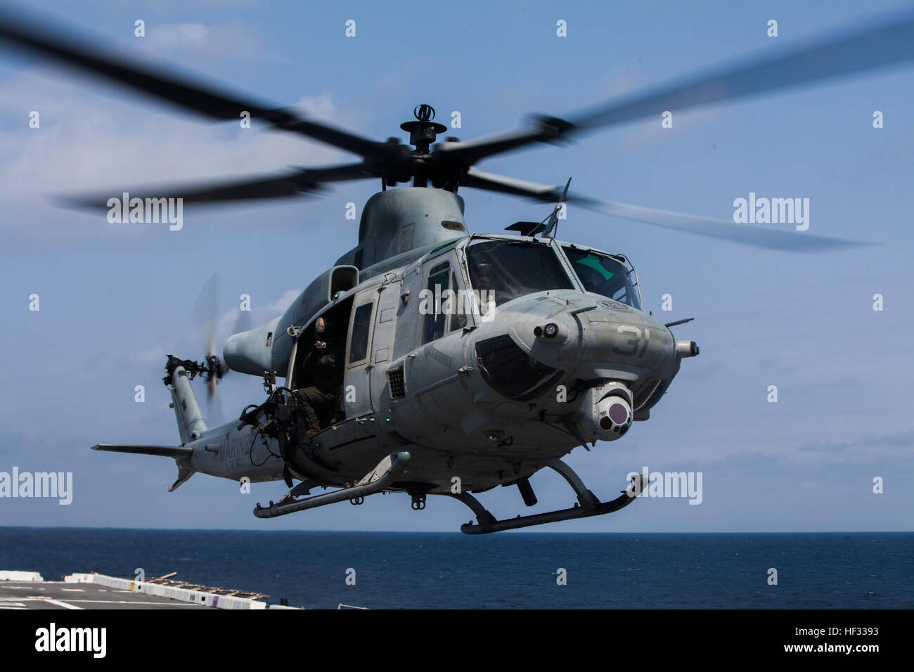 Un U.S. Marine Corps UH-1Y Huey assegnato a mezzo marino Tiltrotor Squadron 262 (rinforzato), 31 Marine Expeditionary Unit (MEU), decolla dal ponte di volo della USS Green Bay (LPD 20) mentre sul mare, il 11 marzo 2015. Il trentunesimo MEU sta attualmente conducendo la sua pattuglia di primavera della regione Asia-Pacifico. (U.S. Marine Corps photo by GySgt Ismael Peña/RILASCIATO) VMM 262 (Rein) a bordo della USS Green Bay 150314-M-CX588-063 Foto Stock