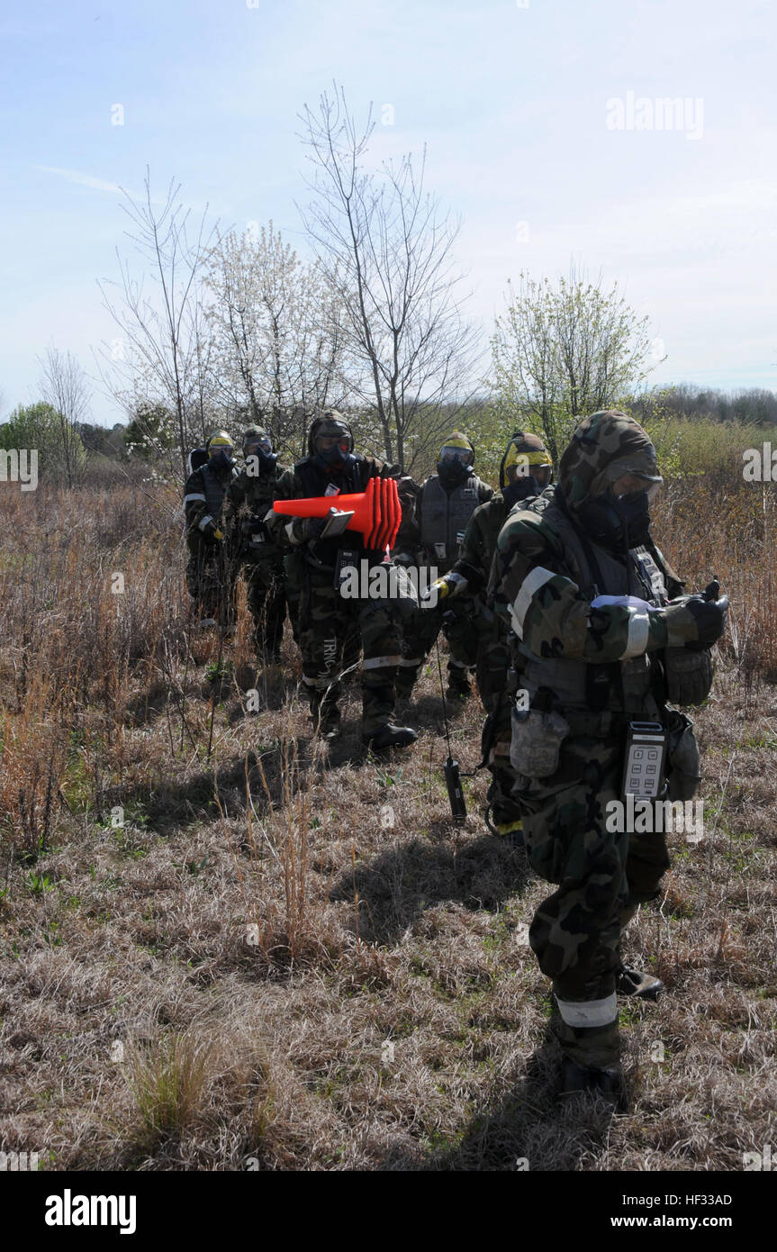 Membri della Air National Guard per la scansione degli elementi radioattivi durante il Global Dragon deployment per la formazione presso il centro di custode, Perry, Ga., Marzo 15, 2015. La gestione delle emergenze mission è quella di rispondere in modo sicuro attraverso la formazione inserendo gli ambienti pericolosi per il rilevamento, il monitoraggio e il campione per CBRN e altri materiali pericolosi. (U.S. Air National Guard foto di Senior Airman Cody Martin/RILASCIATO) Global Dragon deployment per la formazione 150315-Z-LC614-051 Foto Stock