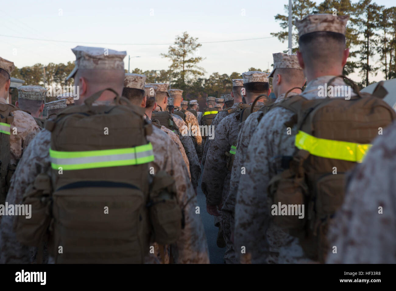 Stati Uniti Marines assegnato al parafango Marine Headquarters Squadron 2, condotta a 7 miglio condizionata escursione al Marine Corps Air Station Cherry Point, N.C., 17 marzo 2015. La passeggiata è stata condotta per mantenere la Combat Readiness, costruire coesione unità, aumentare il benessere fisico, e incoraggiare la Esprit de Corps. (U.S. Marine Corps photo by Lance Cpl. Koby I. Saunders/RILASCIATO) MWHS-2 7-Mile condizionata escursione 150317-M-AF202-018 Foto Stock