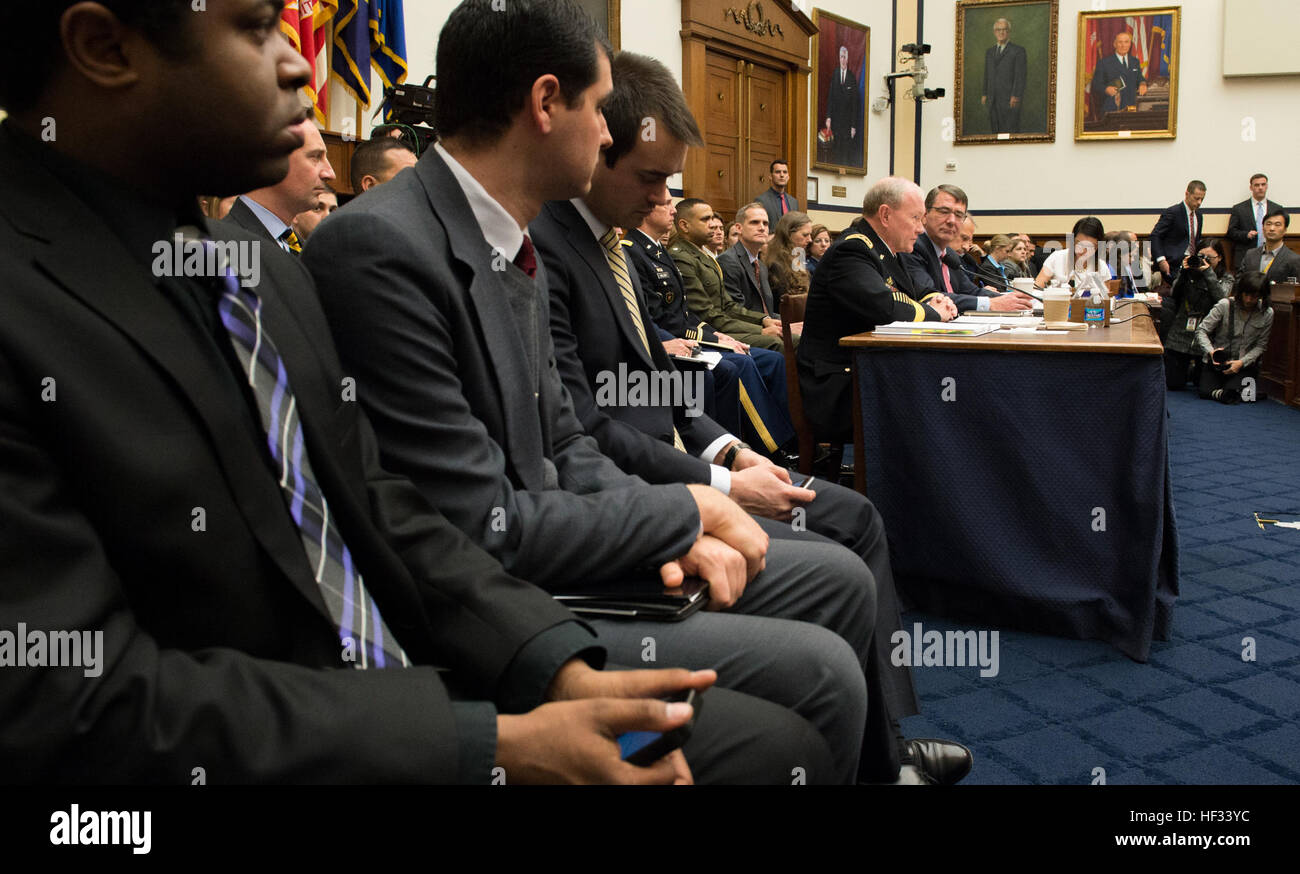 Il Segretario della Difesa Ashton Carter e Presidente del Comune di capi di Stato Maggiore gen. Martin E. Dempsey testimoniare davanti la casa Comitato delle Forze Armate a Washington il 18 marzo 2015. I due leader della difesa hanno testimoniato circa programmi di difesa e di lotta contro ISIL. (Dipartimento della Difesa foto di comunicazione di massa Specialist 1a classe Daniel Hinton/RILASCIATO) Carter, Dempsey testimoniare prima casa 150318-D-KC128-116 Foto Stock