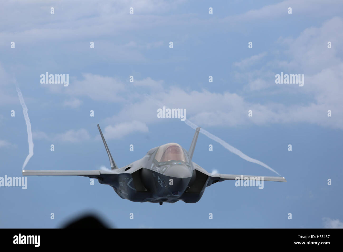 Un U.S. Marine Corps F-35B Lightning II Joint Strike Fighter, assegnato al Marine fighter Attack Training Squadron (VMFAT) 501, esegue manovre durante un esercizio di antenna in Beaufort, S.C., il 19 marzo 2015. La F-35B Lightning II Joint Strike Fighter è la quinta generazione di multi-ruolo di Stealth Fighter per la Marine Corps. (U.S. Marine Corps photo by Lance Cpl. Olivia G. Ortiz/RILASCIATO) KC-130 esegue mid-air refuelling oltre Beaufort 150319-M-ZZ999-445 Foto Stock