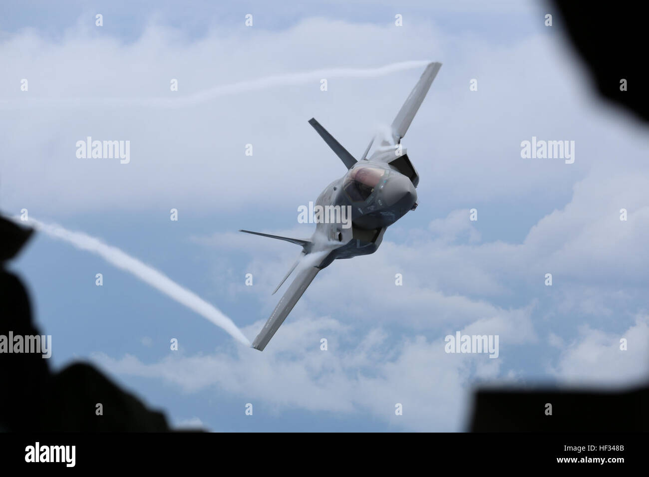 Un U.S. Marine Corps F-35B Lightning II Joint Strike Fighter, assegnato al Marine fighter Attack Training Squadron (VMFAT) 501, esegue manovre durante un esercizio di antenna in Beaufort, S.C., il 19 marzo 2015. La F-35B Lightning II Joint Strike Fighter è la quinta generazione di multi-ruolo di Stealth Fighter per la Marine Corps. (U.S. Marine Corps photo by Lance Cpl. Olivia G. Ortiz/RILASCIATO) KC-130 esegue mid-air refuelling oltre Beaufort 150319-M-ZZ999-557 Foto Stock