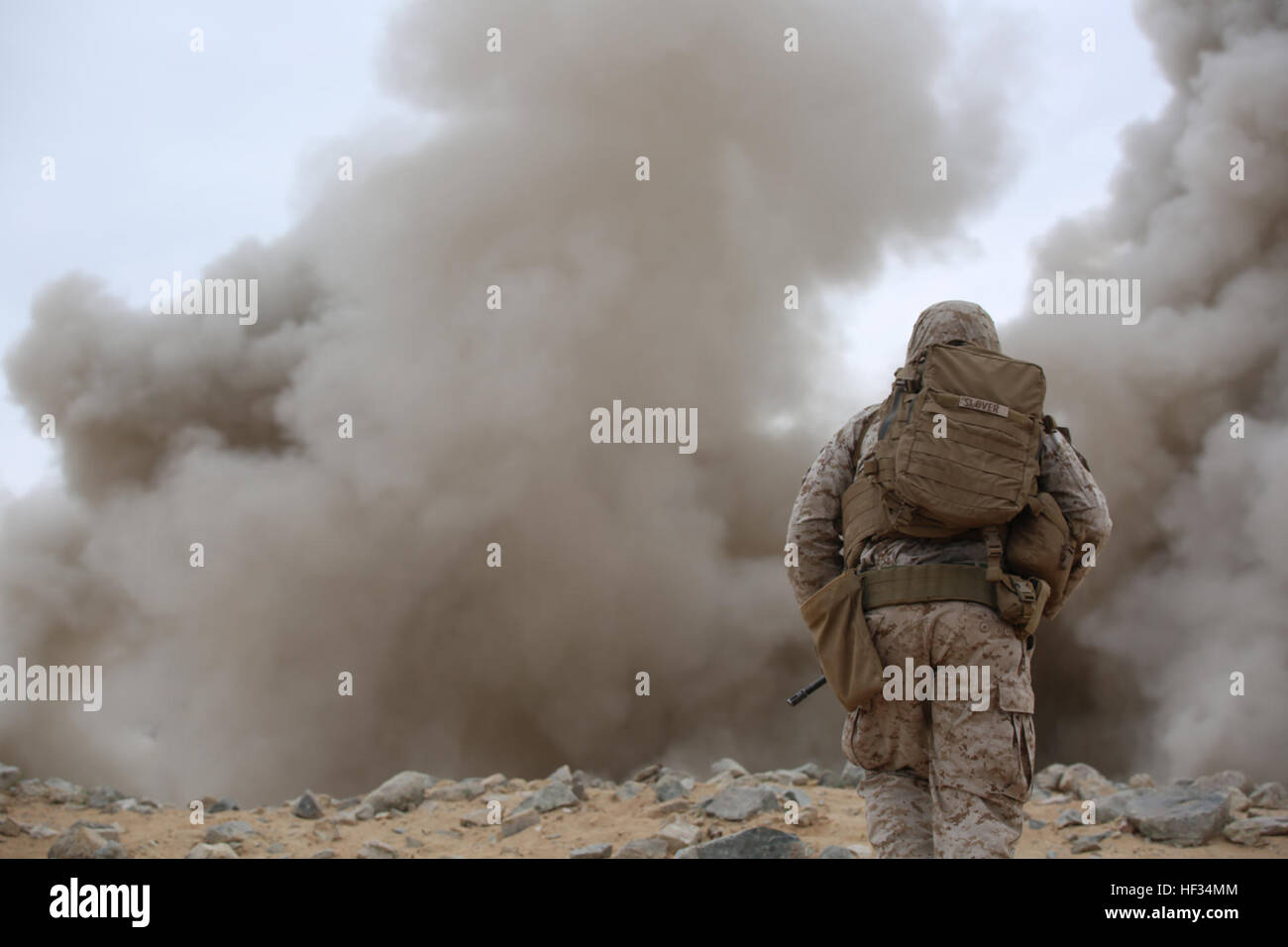 Sgt. Brenton A. Slover, leader di squadra, ingegnere plotone, sede e società di servizio, il combattimento a terra integrati elemento Task Force, osserva la detonazione di M1A2 Bangalores durante un Marine Corps Prova di funzionamento e di attività di valutazione di valutazione alla gamma 107, Marine Corps Air Ground Centro di combattimento ventinove Palms, California, 22 marzo 2015. Da ottobre 2014 a luglio 2015, il GCEITF sarà condotta individuale e collettivo di competenze di livello di formazione in designato il combattimento a terra i bracci di specialità professionali al fine di facilitare la basata su standard di valutazione della prestazione fisica del Mar Foto Stock