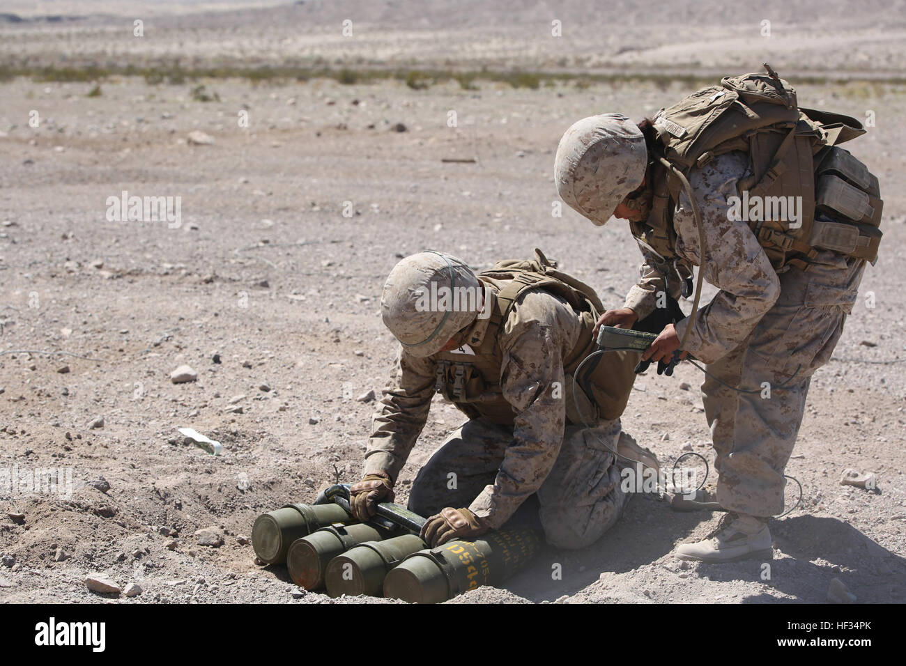 Cpl. Joshua J. Syverson, sinistra e Cpl. Alicia Hernandez, a destra, entrambi gli ingegneri di combattimento con ingegnere plotone, sede e società di servizio, il combattimento a terra integrati elemento Task Force, preparare cariche C4 e cavo di detonazione per la riduzione della cache durante una Marine Corps Prova di funzionamento e di attività di valutazione di valutazione alla gamma 107, Marine Corps Air Ground Centro di combattimento ventinove Palms, California, 22 marzo 2015. Da ottobre 2014 a luglio 2015, il GCEITF sarà condotta individuale e collettivo di competenze di livello di formazione in designato il combattimento a terra i bracci di specialità professionali al fine di facili Foto Stock