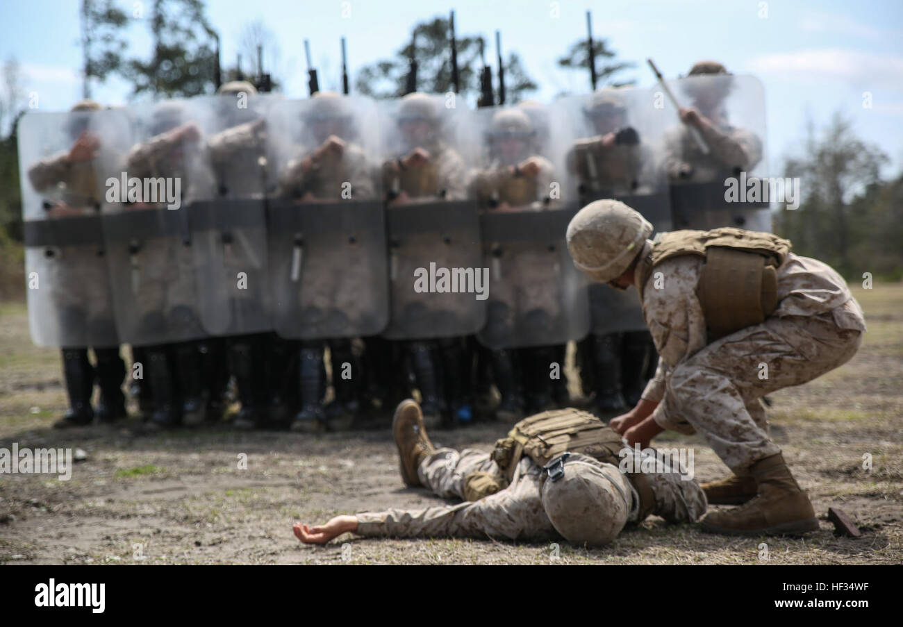 I Marines del 2nd Battalion, 6th Marines conducono un'esercitazione di controllo antisommossa a Camp Lejeune usando tattiche non letali con giocatori di ruolo per addestrare il coordinamento, l'uso dello scudo e lo spiegamento di armi non letali. Foto Stock