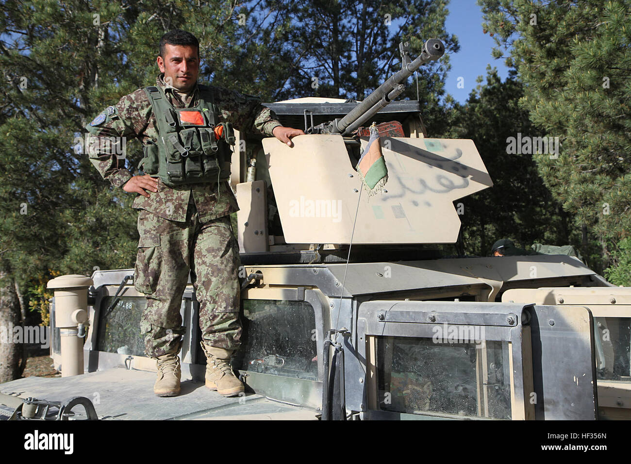 Esercito Nazionale Afghano Sgt. Sayd Sharif, gunner, armi Company, 3° Kandak, 2° Brigata, 203rd Corps, pone sul suo Humvee prima di iniziare un percorso di gioco dalla missione di osservazione post Yankees per combattere avamposto Zerok Maggio 23, 2013. L'ANA di fronte resistenza pesante da insorti durante il funzionamento Zafar, a dieci giorni di pattugliamento di sicurezza nel quartiere Nikeh. L'ANA sono stati in grado di respingere il nemico che gli attacchi con il minimo coinvolgimento da forze americane. (U.S. Esercito nazionale Guard foto di Spc. Contrassegnare VanGerpen, 129Mobile degli affari pubblici Distacco/RILASCIATO) ANA prospera sulla efficienza di combattimento 130523-Z-LN227 Foto Stock