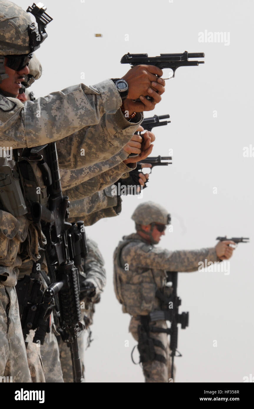 Stati Uniti Soldati attaccato al Bravo Company, 445th gli affari civili battaglione partecipare nella gamma di tattiche di formazione utilizzando M-9 pistole in Normandia gamma complessa, di Bassora, in Iraq, 15 luglio. Flickr - DVIDSHUB - Gamma tattico della formazione Foto Stock