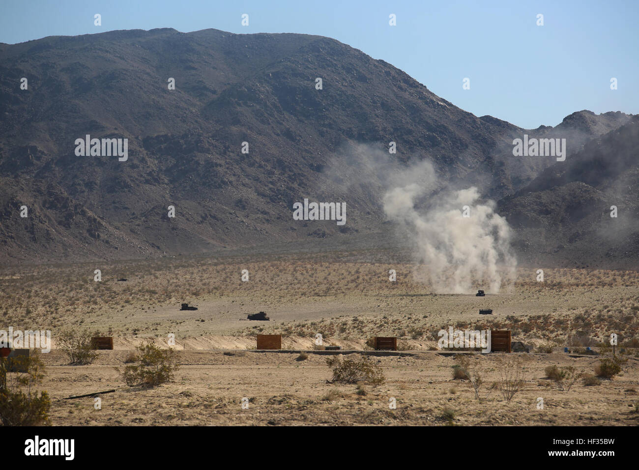 Mortai sparati da marines con mortaio plotone, armi Company, il combattimento a terra integrati elemento Task Force, l'impatto sull'area bersaglio durante un Marine Corps Prova di funzionamento e di attività di valutazione di valutazione alla gamma 110, Marine Corps Air Ground Centro di combattimento ventinove Palms, California, 28 marzo 2015. Da ottobre 2014 a luglio 2015, il GCEITF sarà condotta individuale e collettivo di competenze di livello di formazione in designato il combattimento a terra i bracci di specialità professionali al fine di facilitare la basata su standard di valutazione della prestazione fisica di Marines in simulato un ambiente operativo perfo Foto Stock