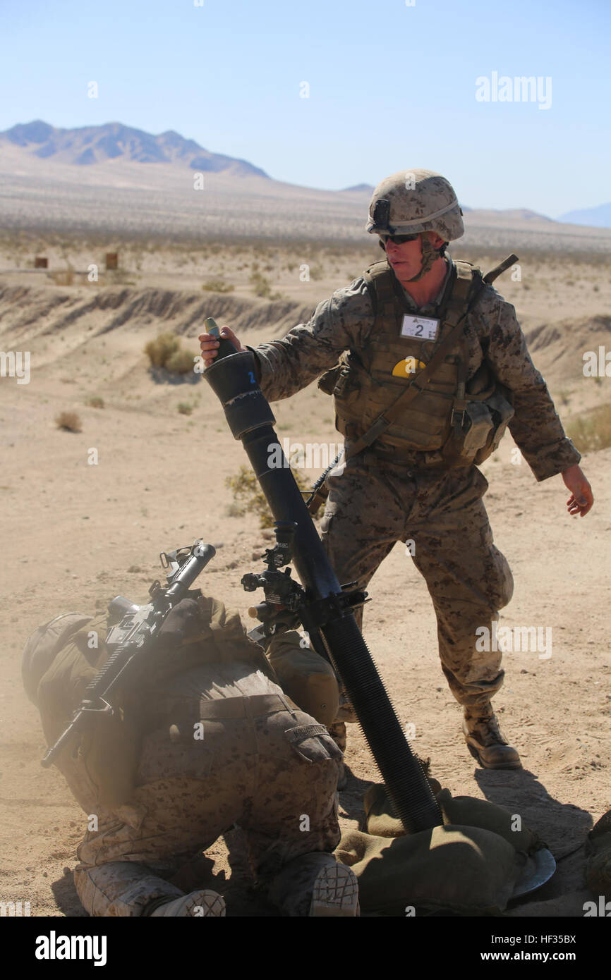 Lancia Cpl. Zack Byrd, Malta uomo, Malta plotone, armi Company, il combattimento a terra integrati elemento Task Force, si prepara a goccia un mortaio in un 81mm tubo di mortaio durante un Marine Corps Prova di funzionamento e di attività di valutazione di valutazione alla gamma 110, Marine Corps Air Ground Centro di combattimento ventinove Palms, California, 28 marzo 2015. Da ottobre 2014 a luglio 2015, il GCEITF sarà condotta individuale e collettivo di competenze di livello di formazione in designato il combattimento a terra i bracci di specialità professionali al fine di facilitare la basata su standard di valutazione della prestazione fisica di Marines in una simul Foto Stock
