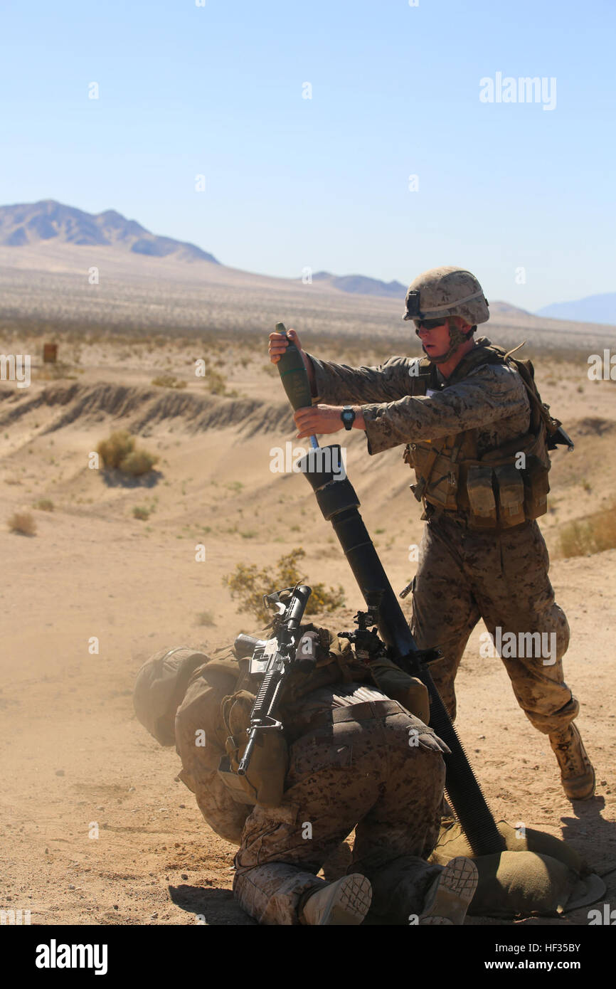 Lancia Cpl. Zack Byrd, Malta uomo, Malta plotone, armi Company, il combattimento a terra integrati elemento Task Force, si prepara a goccia un mortaio in un 81mm tubo di mortaio durante un Marine Corps Prova di funzionamento e di attività di valutazione di valutazione alla gamma 110, Marine Corps Air Ground Centro di combattimento ventinove Palms, California, 28 marzo 2015. Da ottobre 2014 a luglio 2015, il GCEITF sarà condotta individuale e collettivo di competenze di livello di formazione in designato il combattimento a terra i bracci di specialità professionali al fine di facilitare la basata su standard di valutazione della prestazione fisica di Marines in una simul Foto Stock