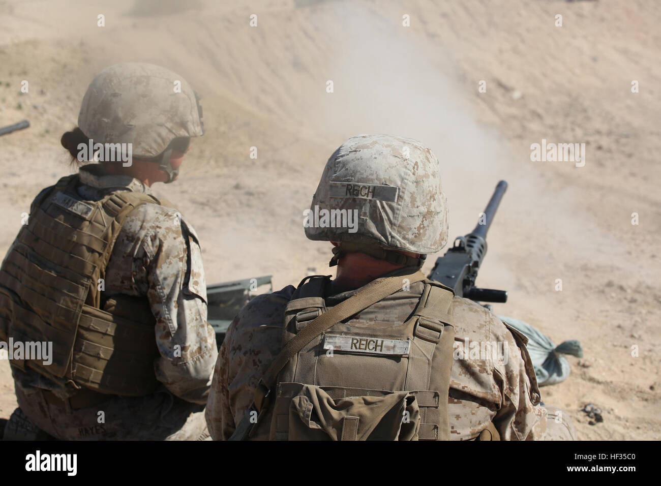 Lancia Corporals Brettnie J. Hayes, sinistra e Louis A. Reich, entrambi i mitraglieri con la mitragliatrice sezione, armi Company, il combattimento a terra integrati elemento Task Force, obiettivi di assalto verso il basso con la gamma 0,50 Caliber machine gun durante un Marine Corps Prova di funzionamento e di attività di valutazione di valutazione alla gamma 110, Marine Corps Air Ground Centro di combattimento ventinove Palms, California, 28 marzo 2015. Da ottobre 2014 a luglio 2015, il GCEITF sarà condotta individuale e collettivo di competenze di livello di formazione in designato il combattimento a terra i bracci di specialità professionali al fine di facilitare gli standard Foto Stock