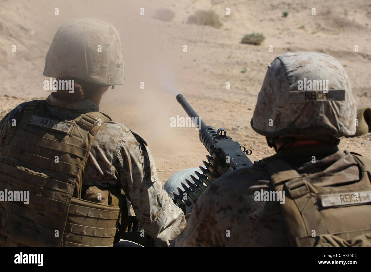Lancia Corporals Brettnie J. Hayes, sinistra e Louis A. Reich, entrambi i mitraglieri con la mitragliatrice sezione, armi Company, il combattimento a terra integrati elemento Task Force, obiettivi di assalto verso il basso con la gamma 0,50 Caliber machine gun durante un Marine Corps Prova di funzionamento e di attività di valutazione di valutazione alla gamma 110, Marine Corps Air Ground Centro di combattimento ventinove Palms, California, 28 marzo 2015. Da ottobre 2014 a luglio 2015, il GCEITF sarà condotta individuale e collettivo di competenze di livello di formazione in designato il combattimento a terra i bracci di specialità professionali al fine di facilitare gli standard Foto Stock