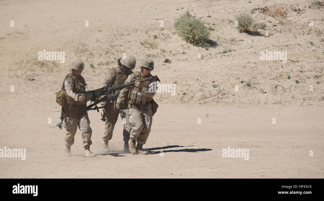 Sergenti Victoria Polonia, diritto, Tara Copeland, centro e Cpl. Sarah Wentling, sinistra, tutti i mitraglieri con la mitragliatrice sezione, armi Company, il combattimento a terra integrati elemento Task Force, trasportare un 0,50 Caliber machine gun alla linea di cottura durante un Marine Corps Prova di funzionamento e di attività di valutazione di valutazione alla gamma 110, Marine Corps Air Ground Centro di combattimento ventinove Palms, California, 28 marzo 2015. Da ottobre 2014 a luglio 2015, il GCEITF sarà condotta individuale e collettivo di competenze di livello di formazione in designato il combattimento a terra i bracci di specialità professionali al fine di facilit Foto Stock